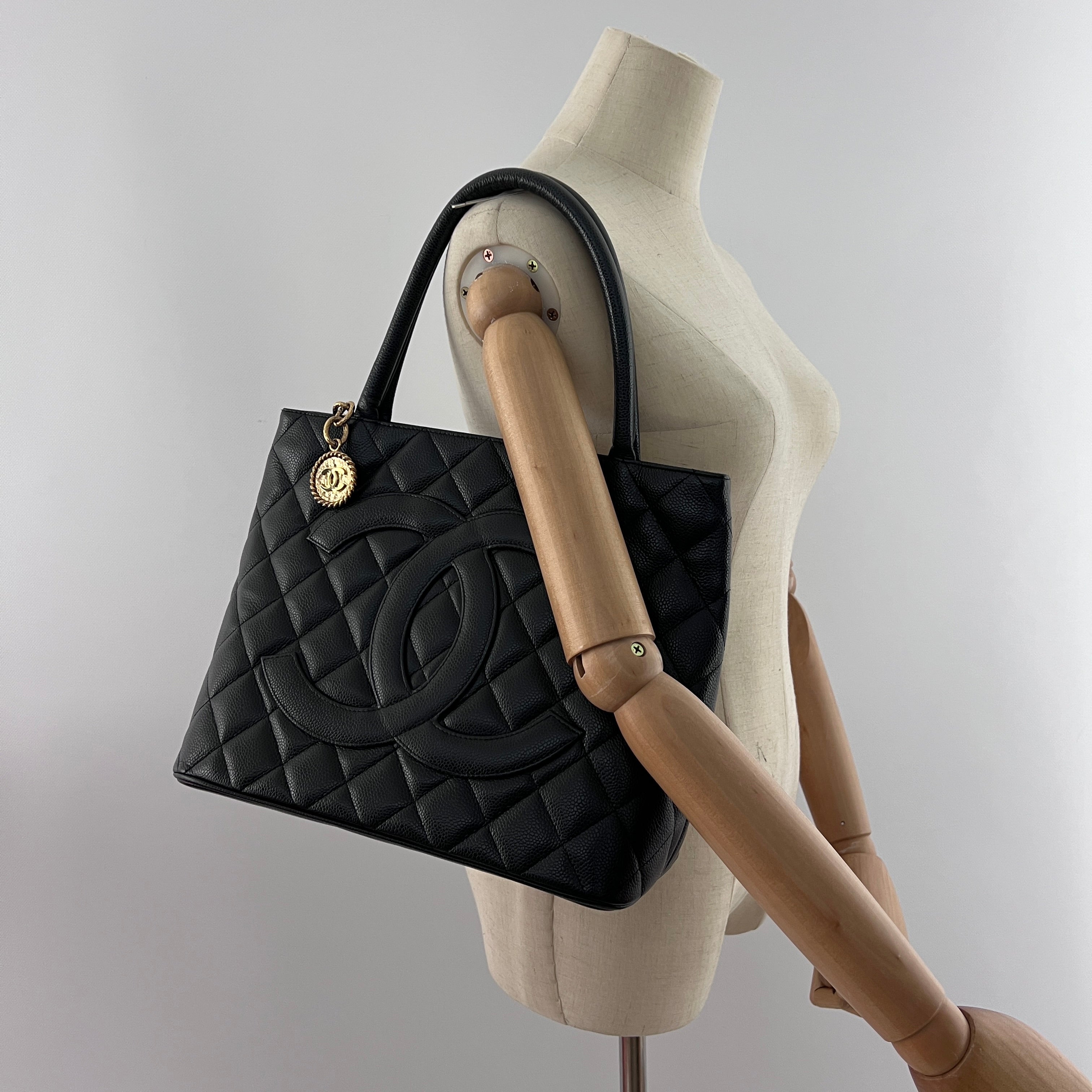 Sac à main CHANEL Médaillon cuir noir