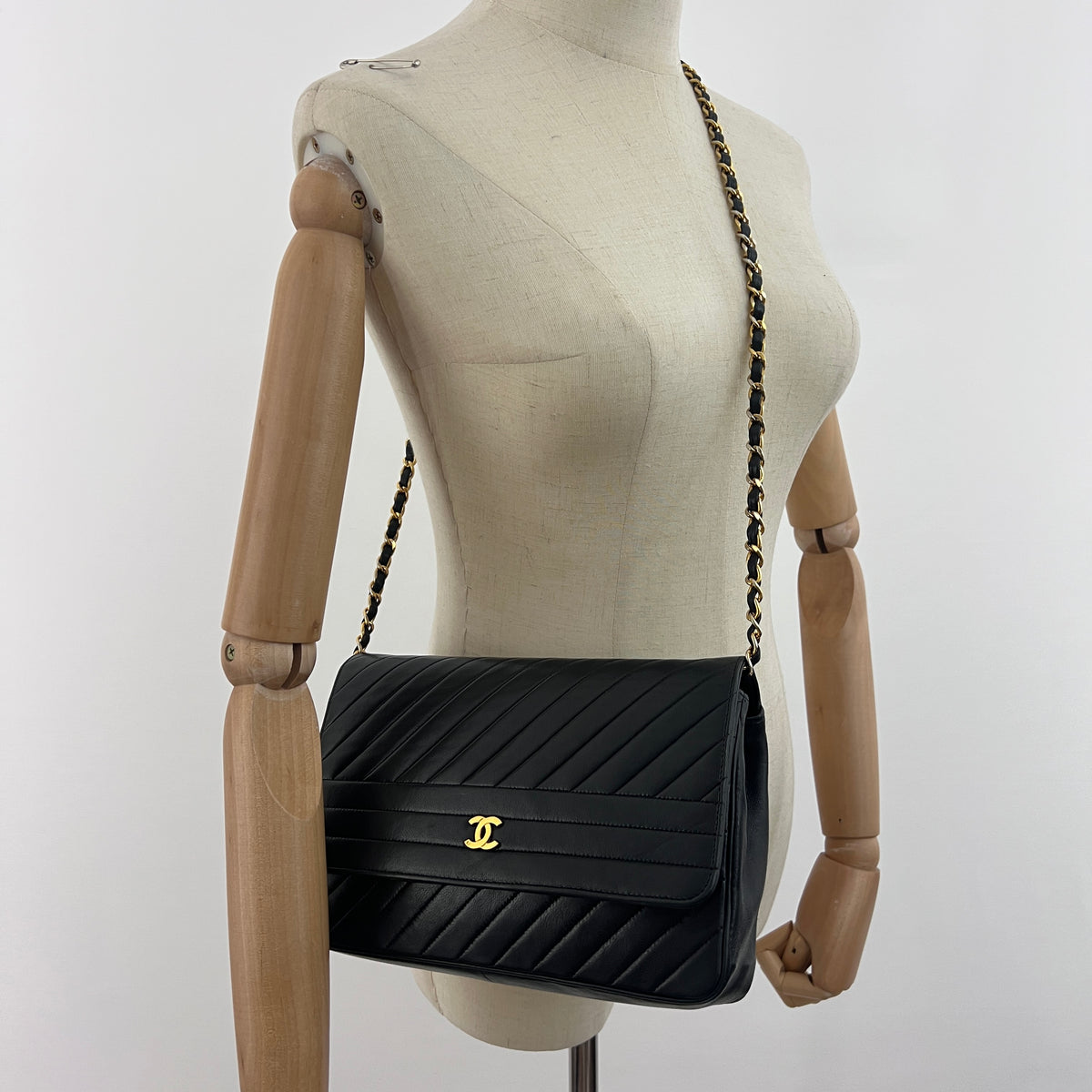 Sac à bandoulière CHANEL Chevron Single Flap cuir d'agneau noir vintage 1991-1994