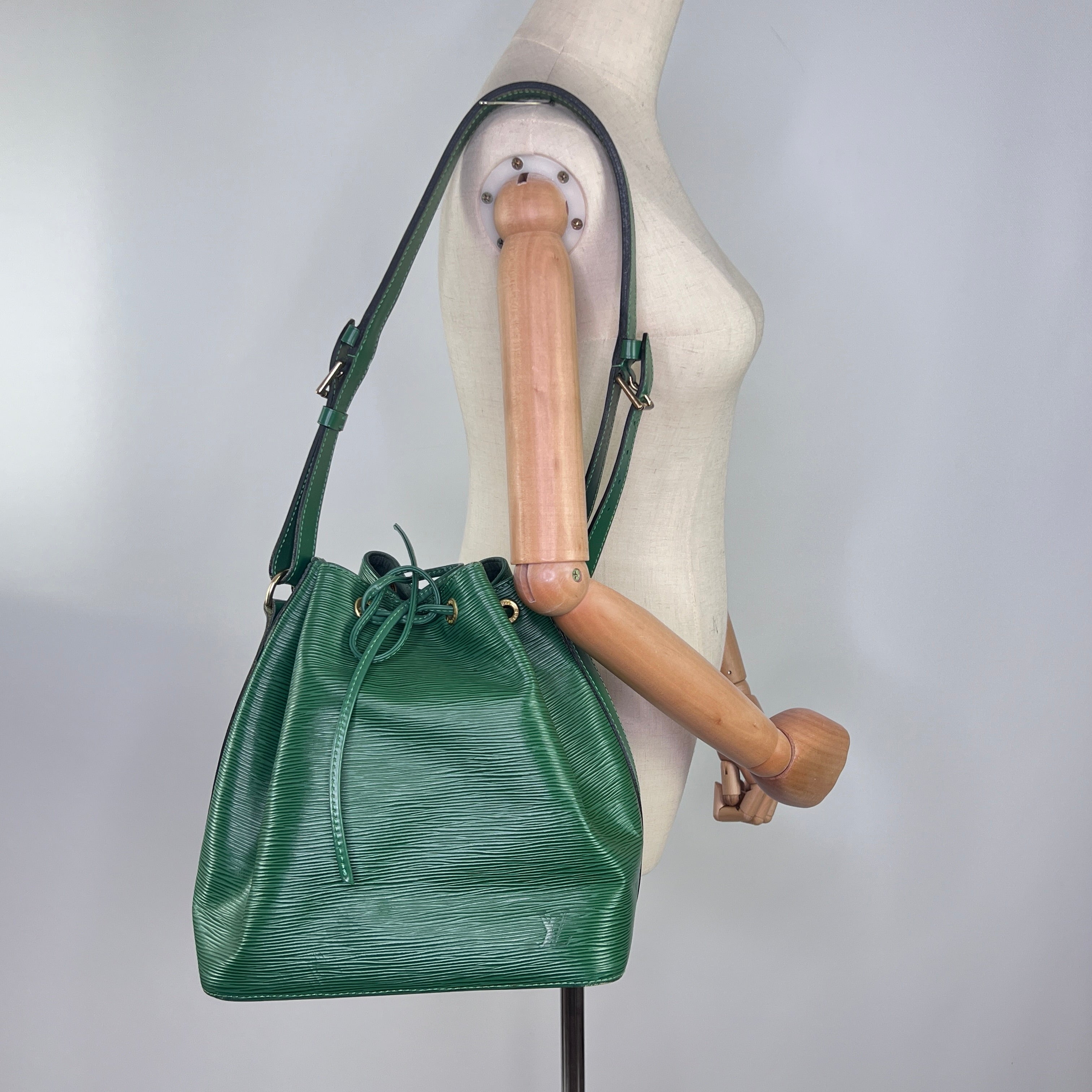 Sac à main LOUIS VUITTON Noé cuir épi vert