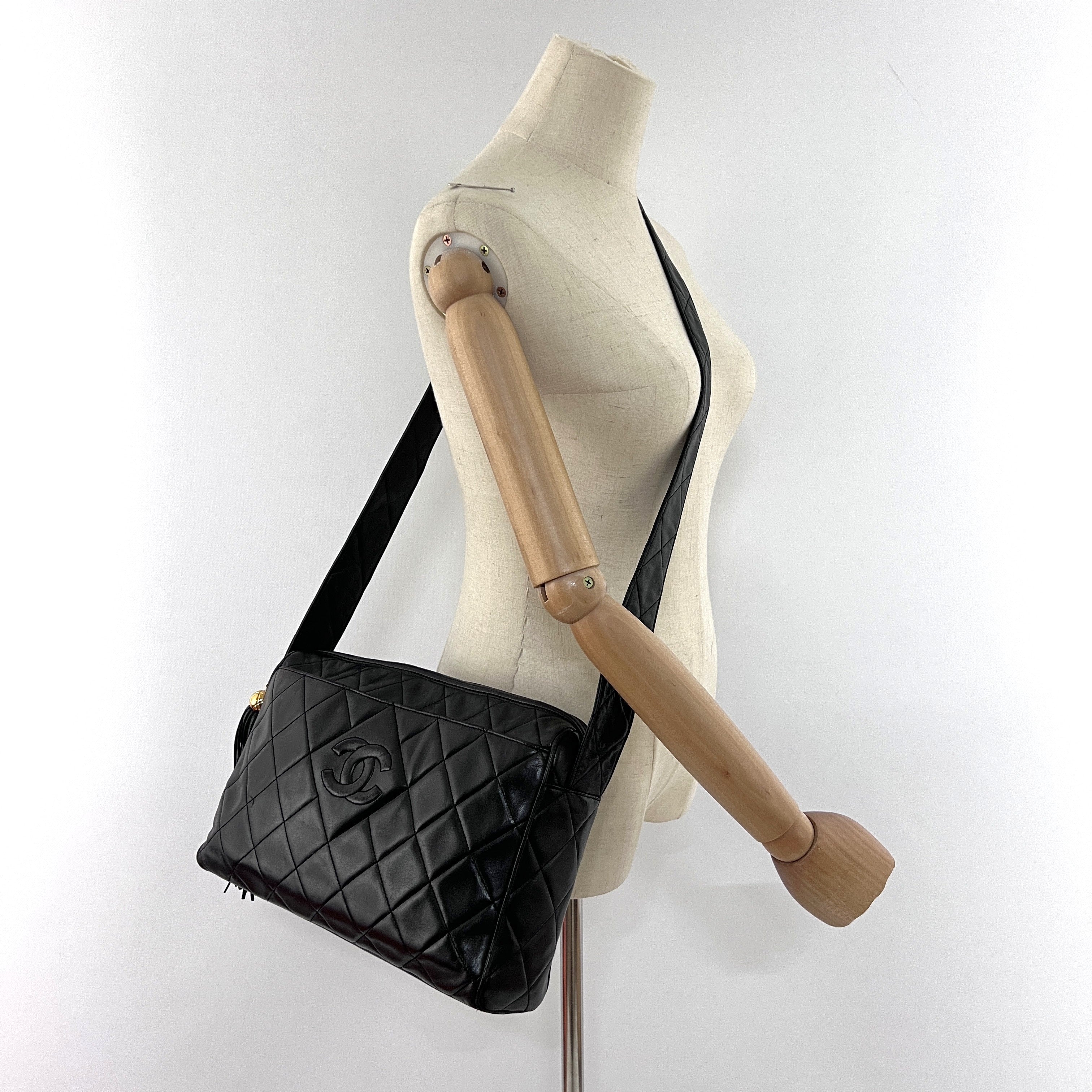 Sac à main CHANEL Camera Bag cuir d'agneau noir