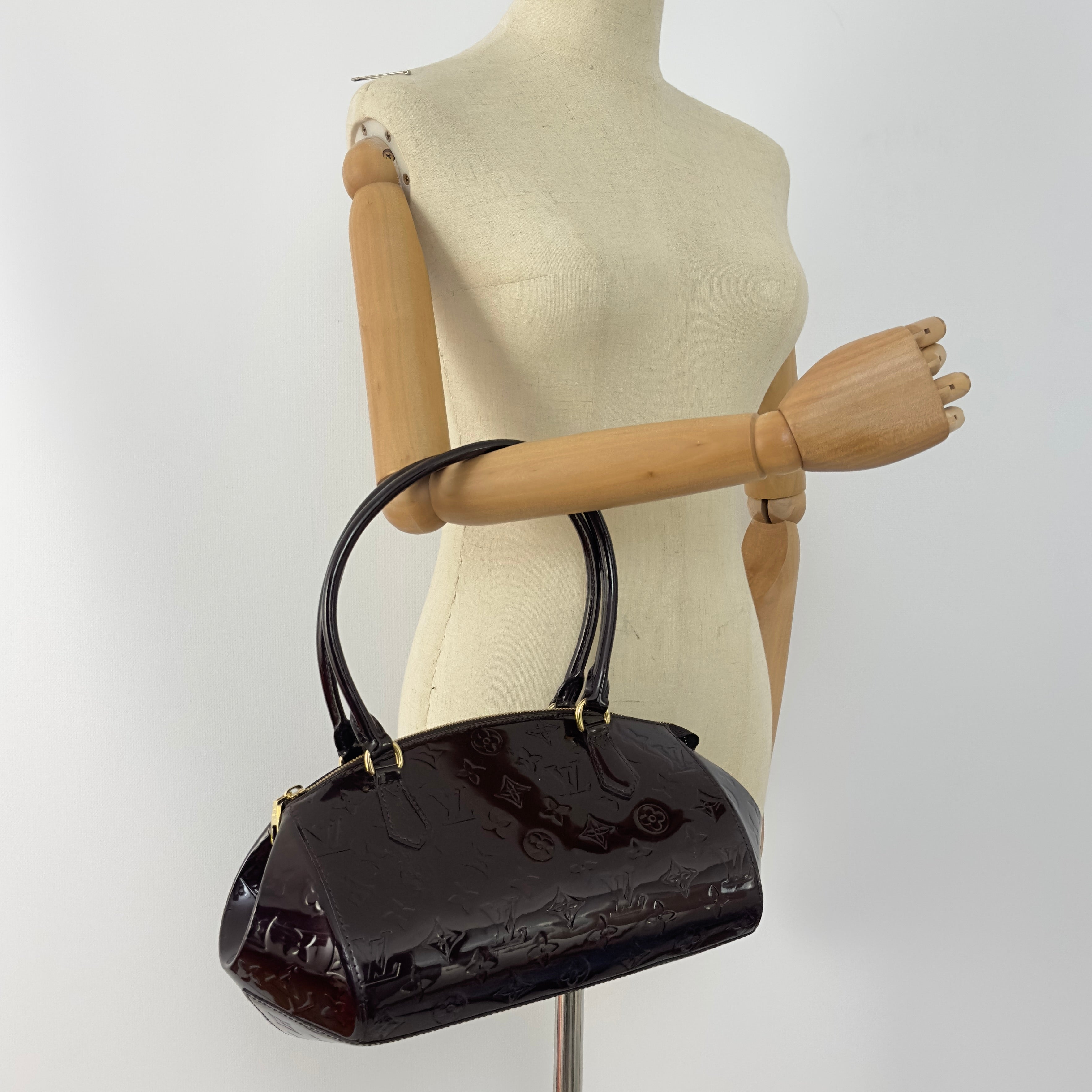 Sac à main LOUIS VUITTON Sherwood cuir verni violet