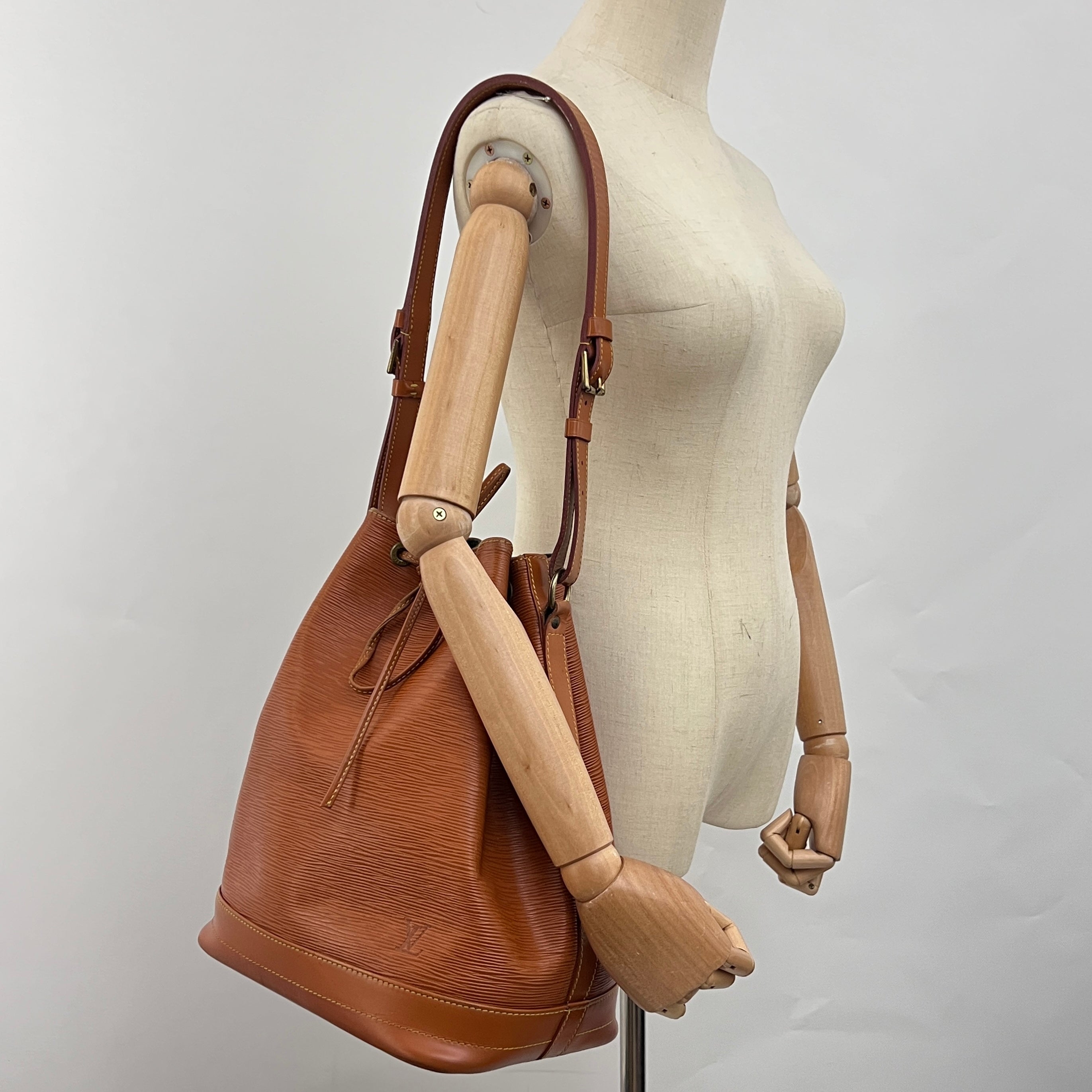 Sac LOUIS VUITTON Noé Grand cuir épi marron vintage 1994