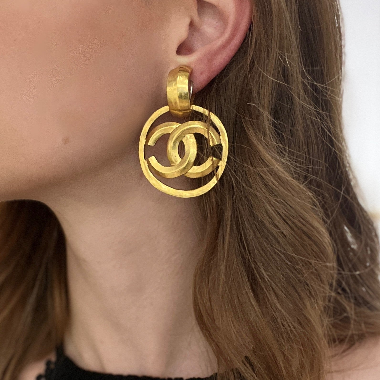 Boucles d'oreilles CHANEL CC Clip On métal doré