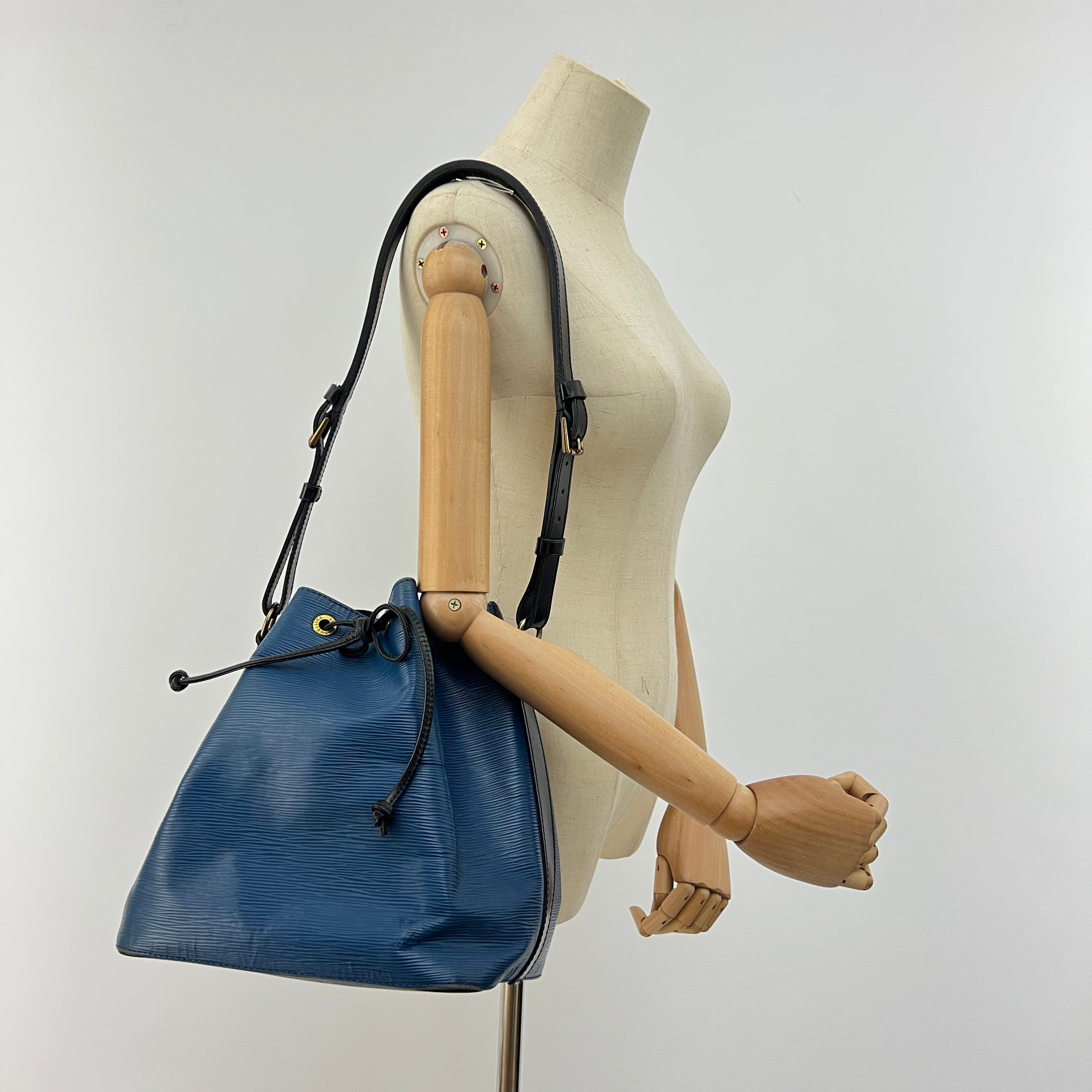 Sac à main LOUIS VUITTON Noé Petit cuir épi bleu
