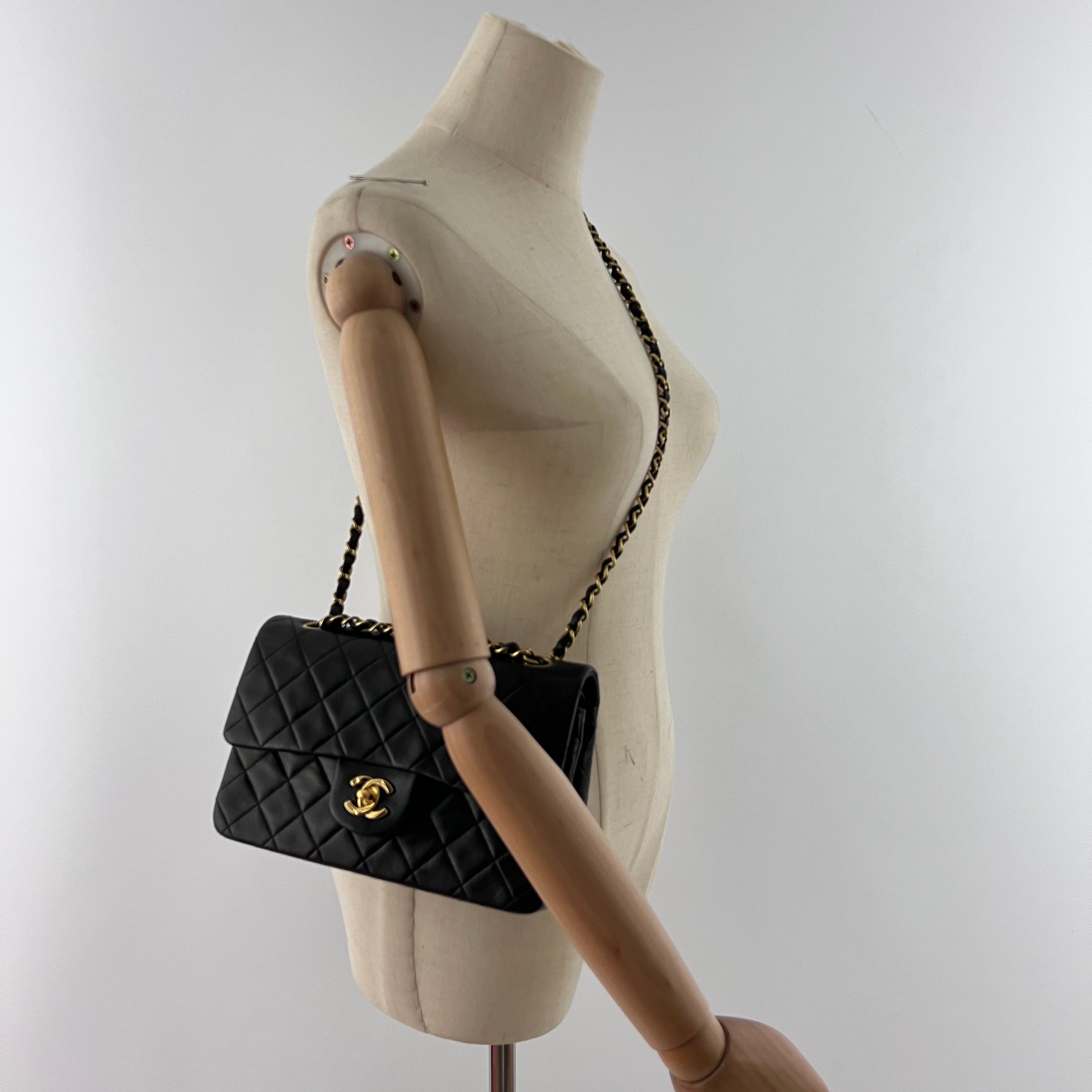 Sac à main CHANEL Timeless Classique Small Double Flap cuir d'agneau noir