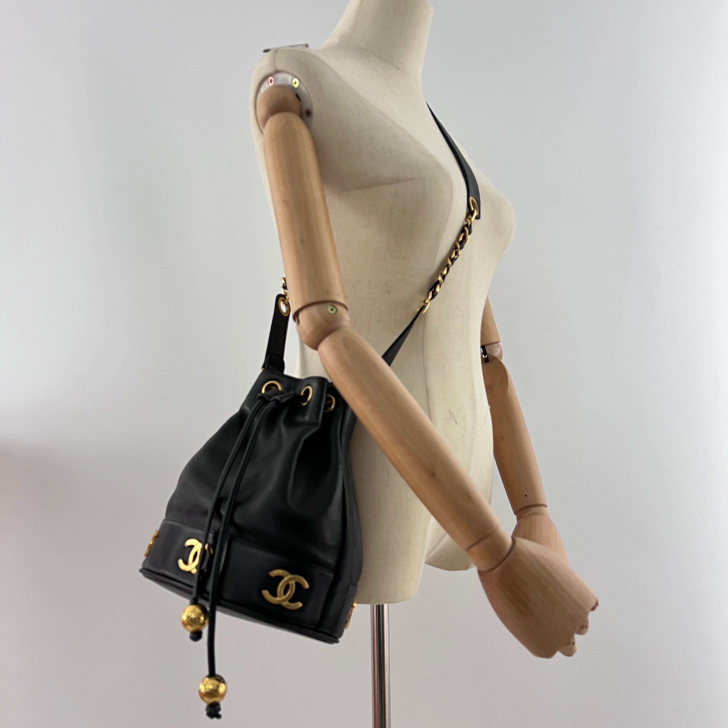 Sac à main CHANEL Seau cuir noir
