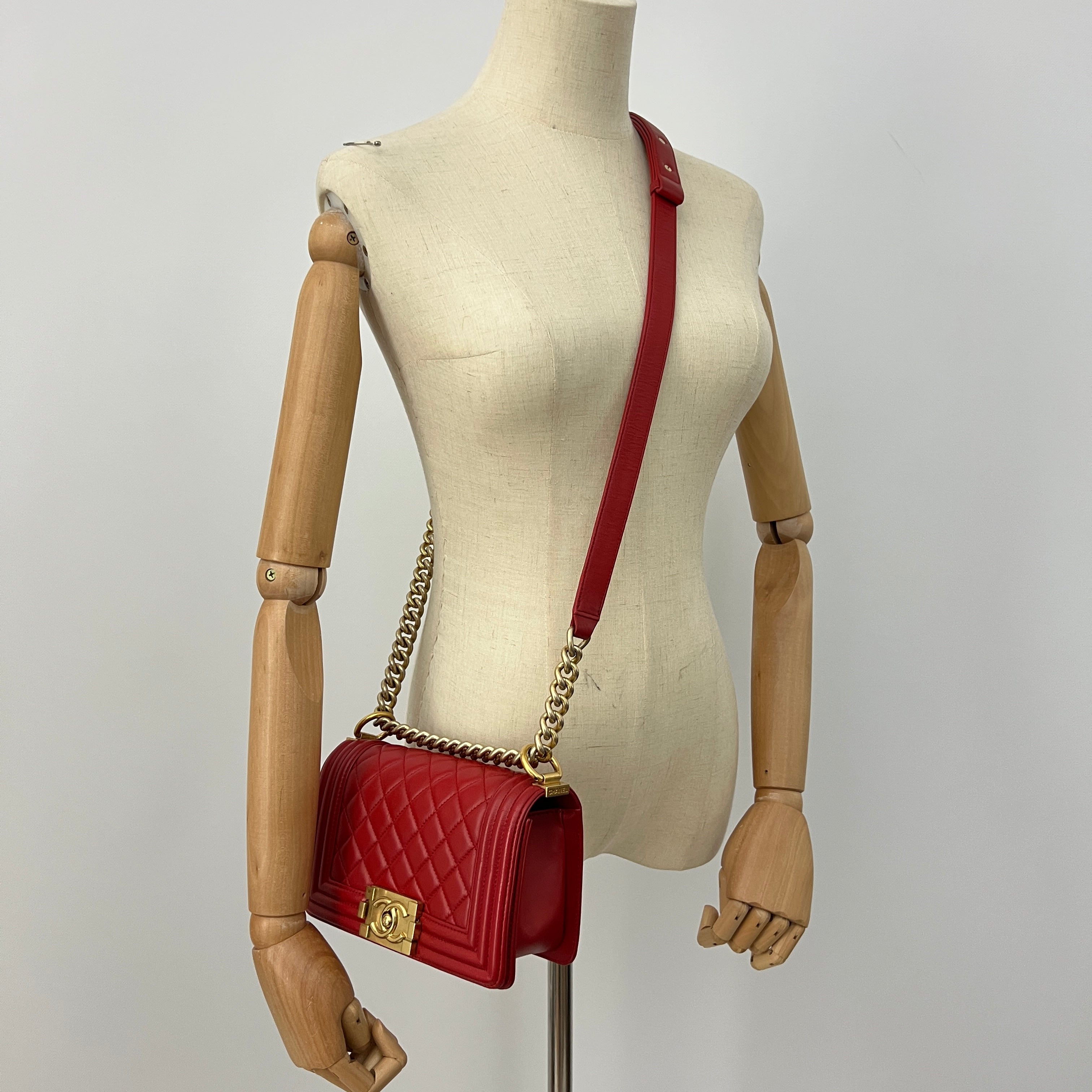 Sac à bandoulière CHANEL Boy cuir d'agneau rouge