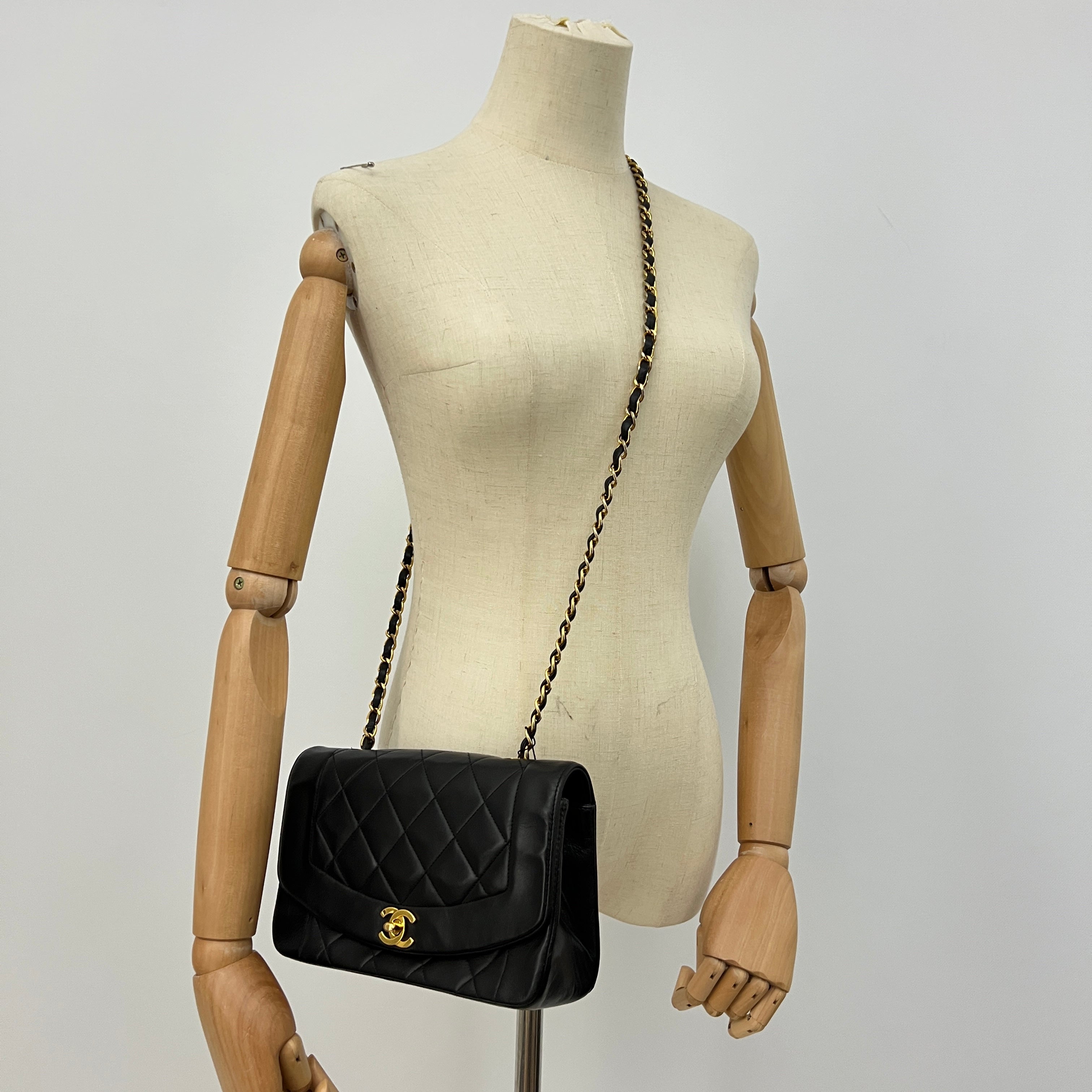 Sac à bandoulière CHANEL Diana Small cuir d'agneau noir