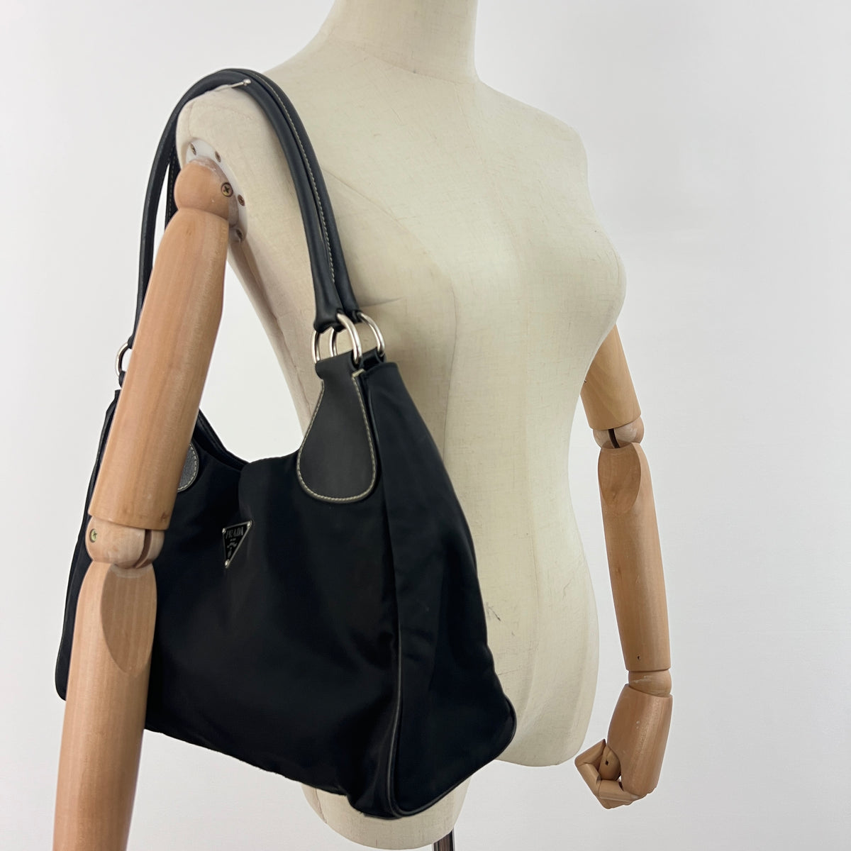 Sac PRADA Hobo nylon et cuir noir
