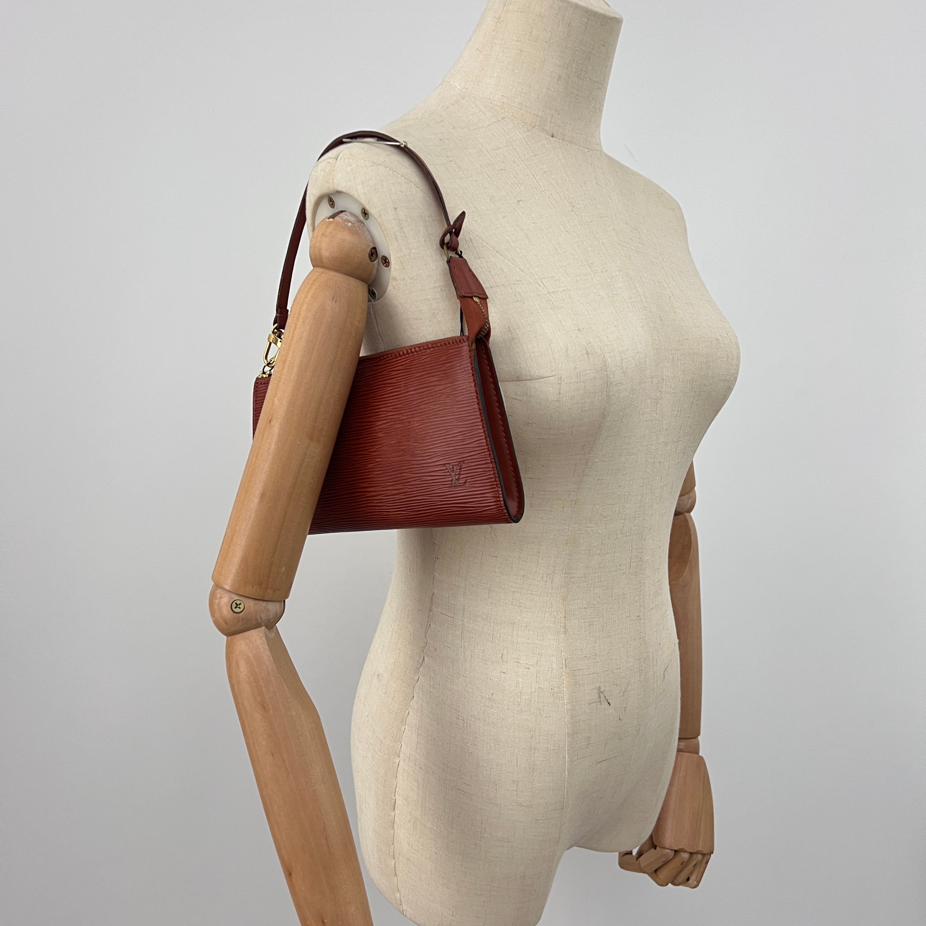 Sac LOUIS VUITTON Pochette Accessoires cuir épi marron vintage 1996