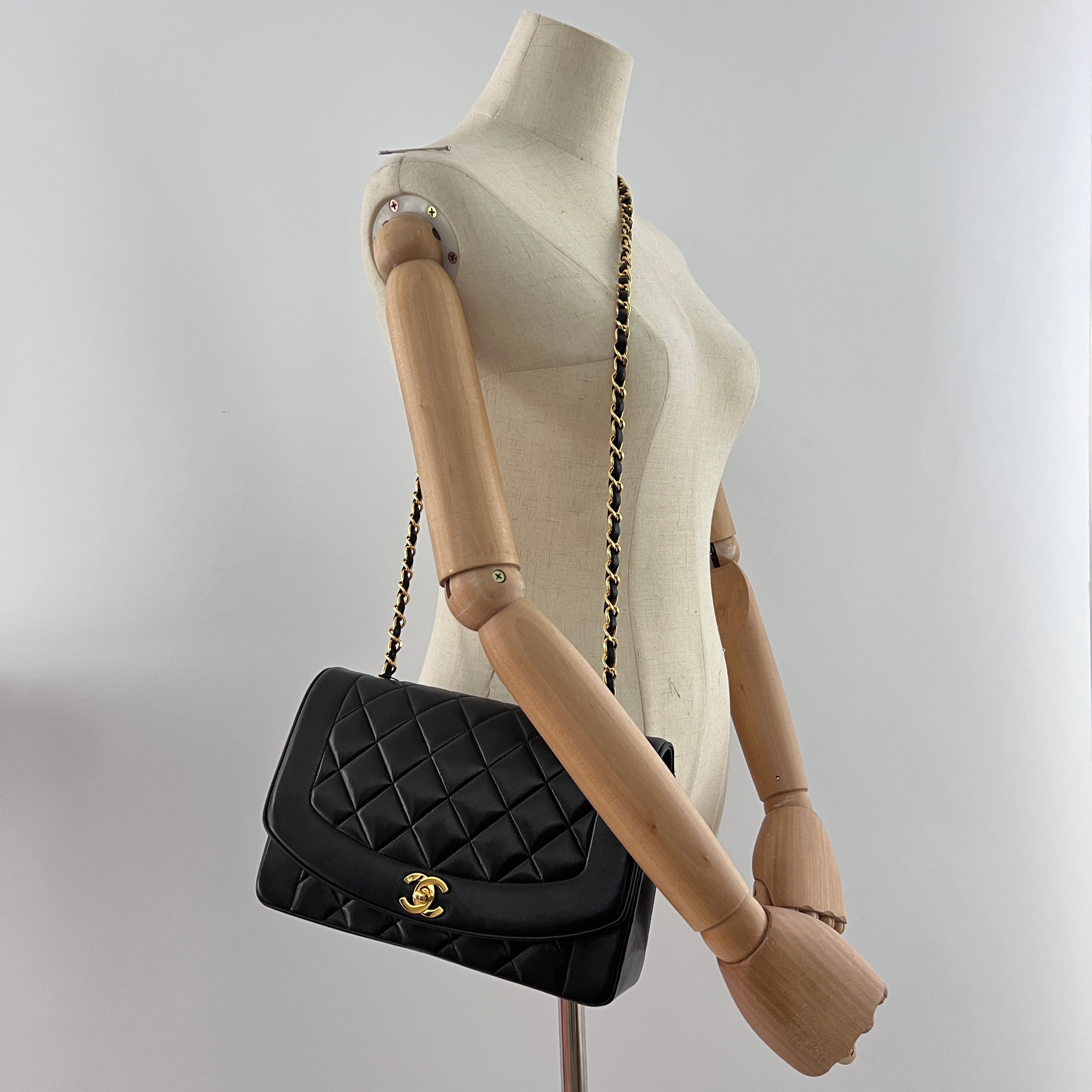Sac à main CHANEL Diana cuir noir