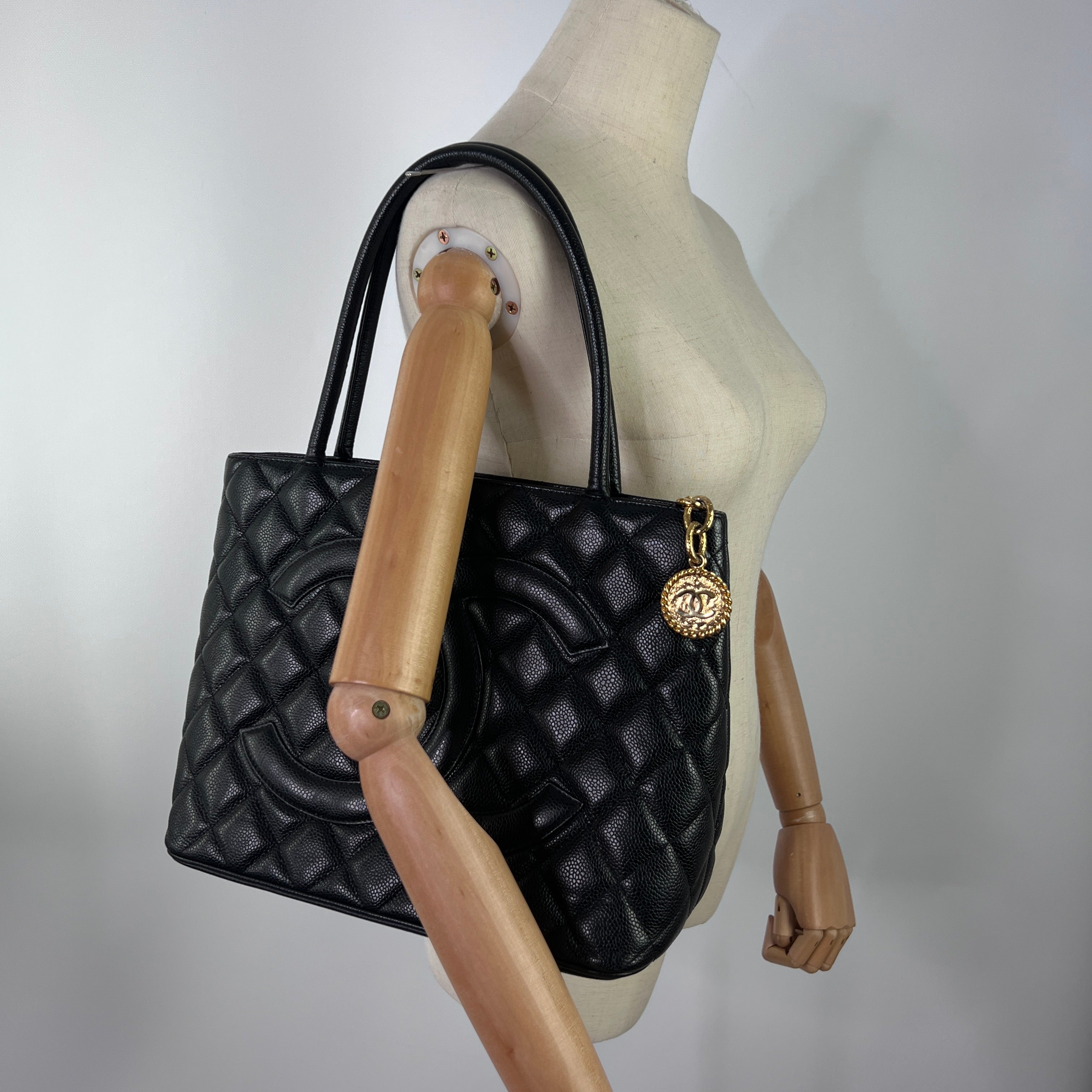 Sac à main CHANEL Medaillon cuir noir
