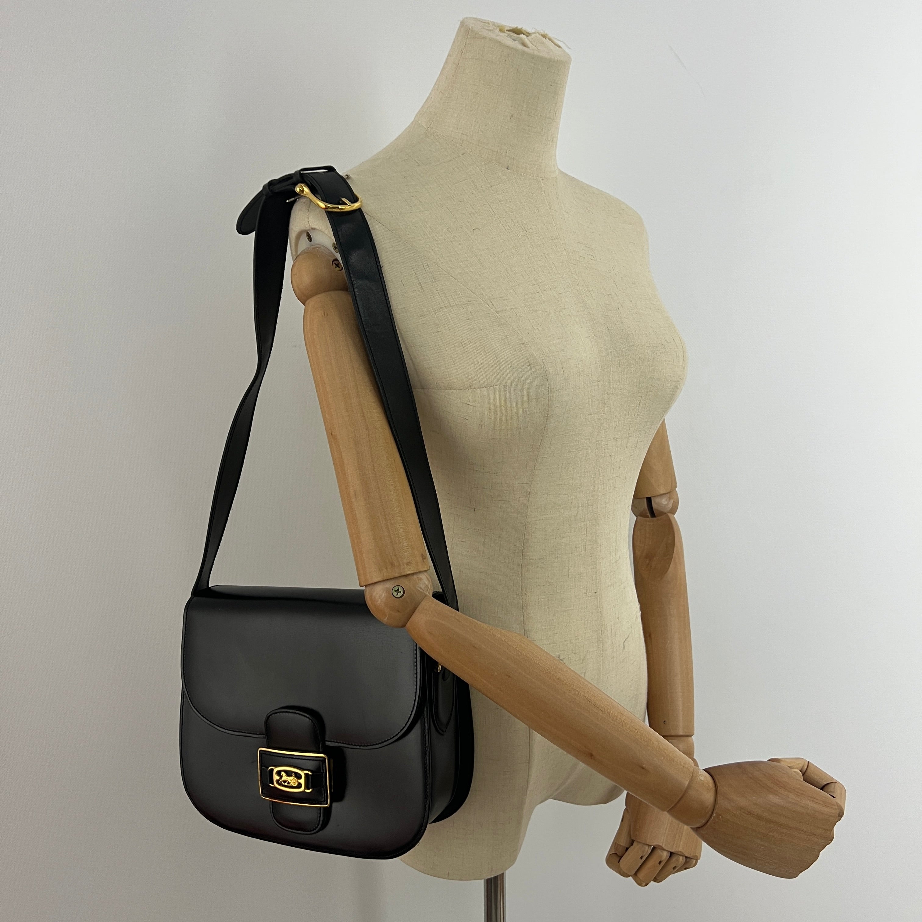 Sac à main CELINE Triomphe cuir noir