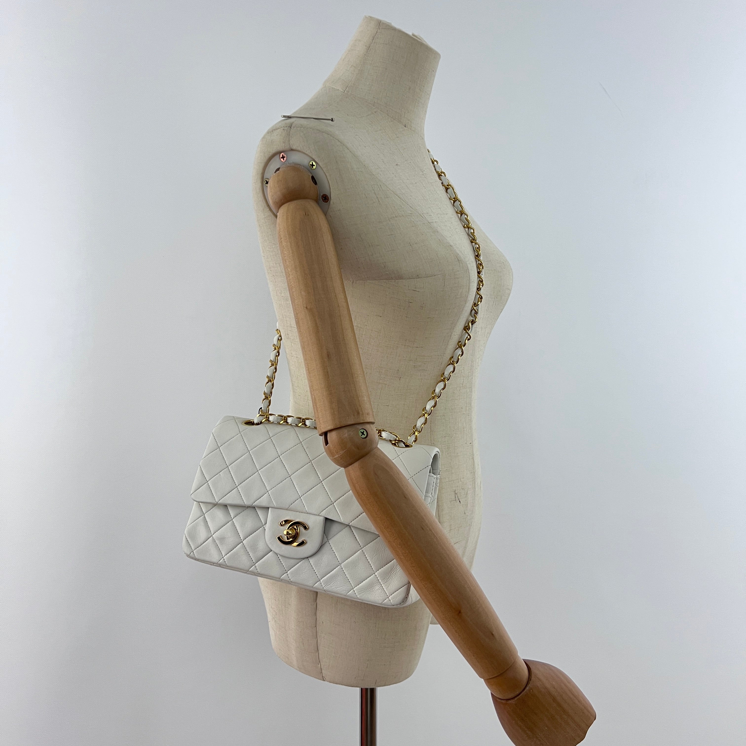 Sac à main CHANEL Timeless Classique Small Double Flap cuir d'agneau blanc