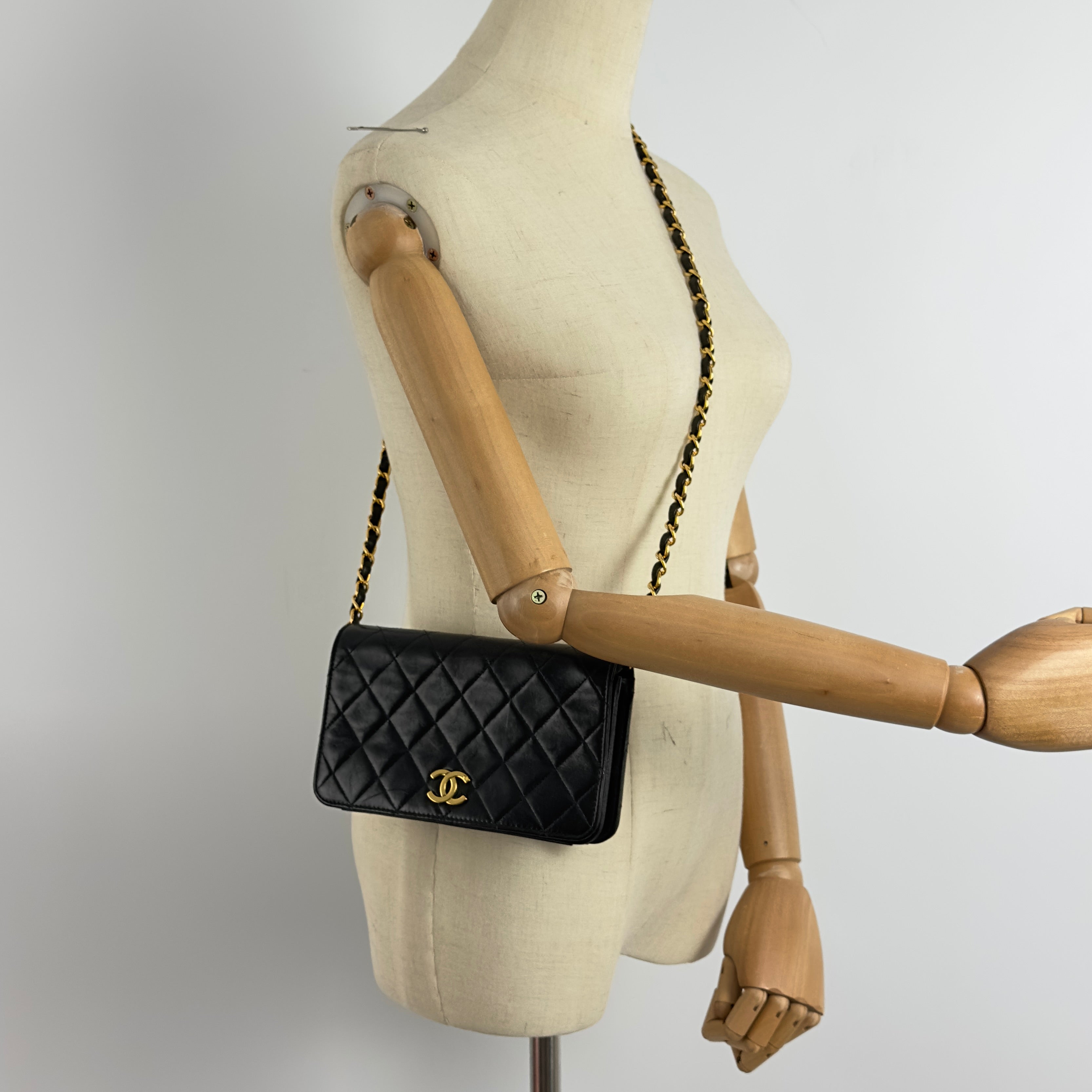 Sac à main CHANEL Timeless WOC Mini cuir d'agneau noir