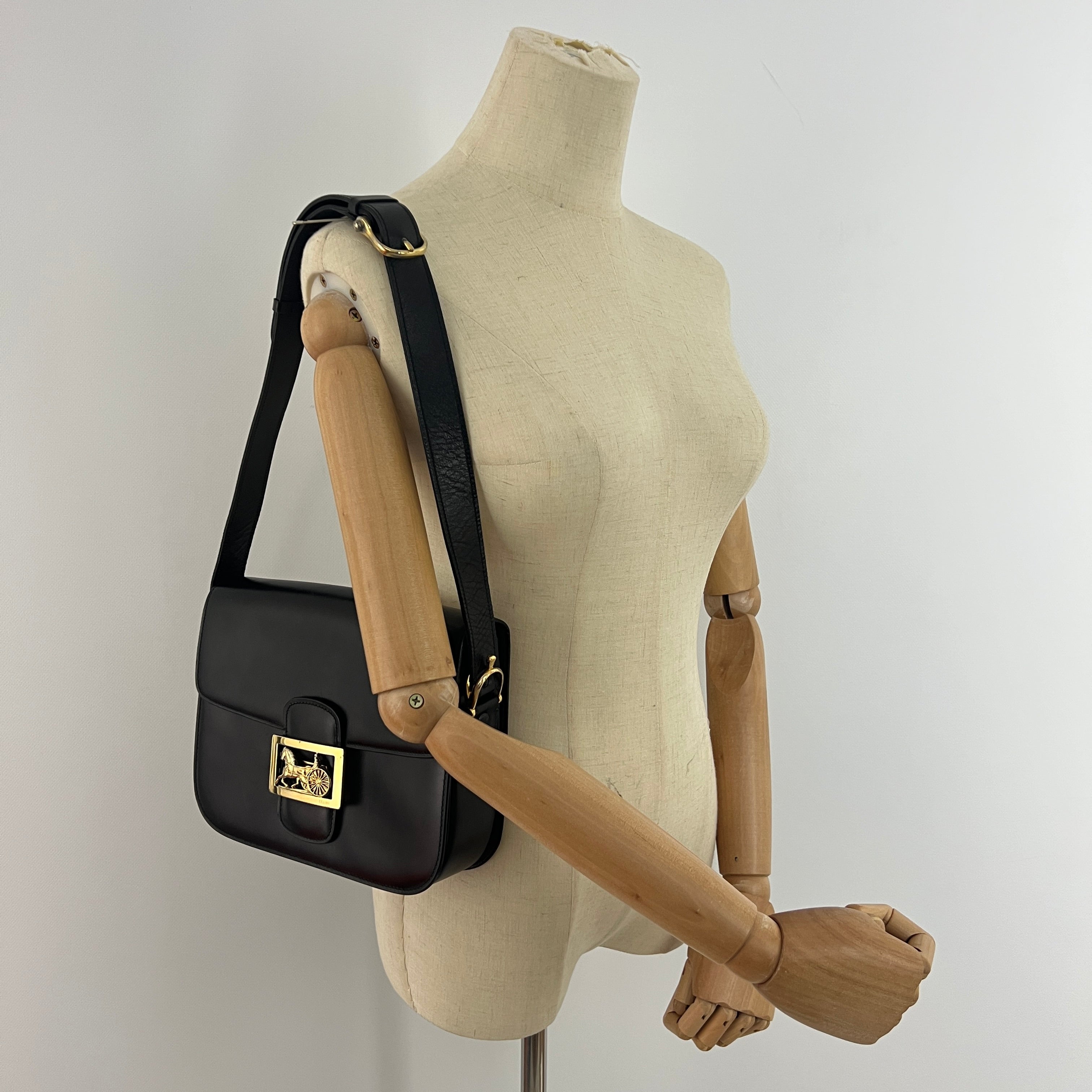 Sac à main CELINE Triomphe cuir noir