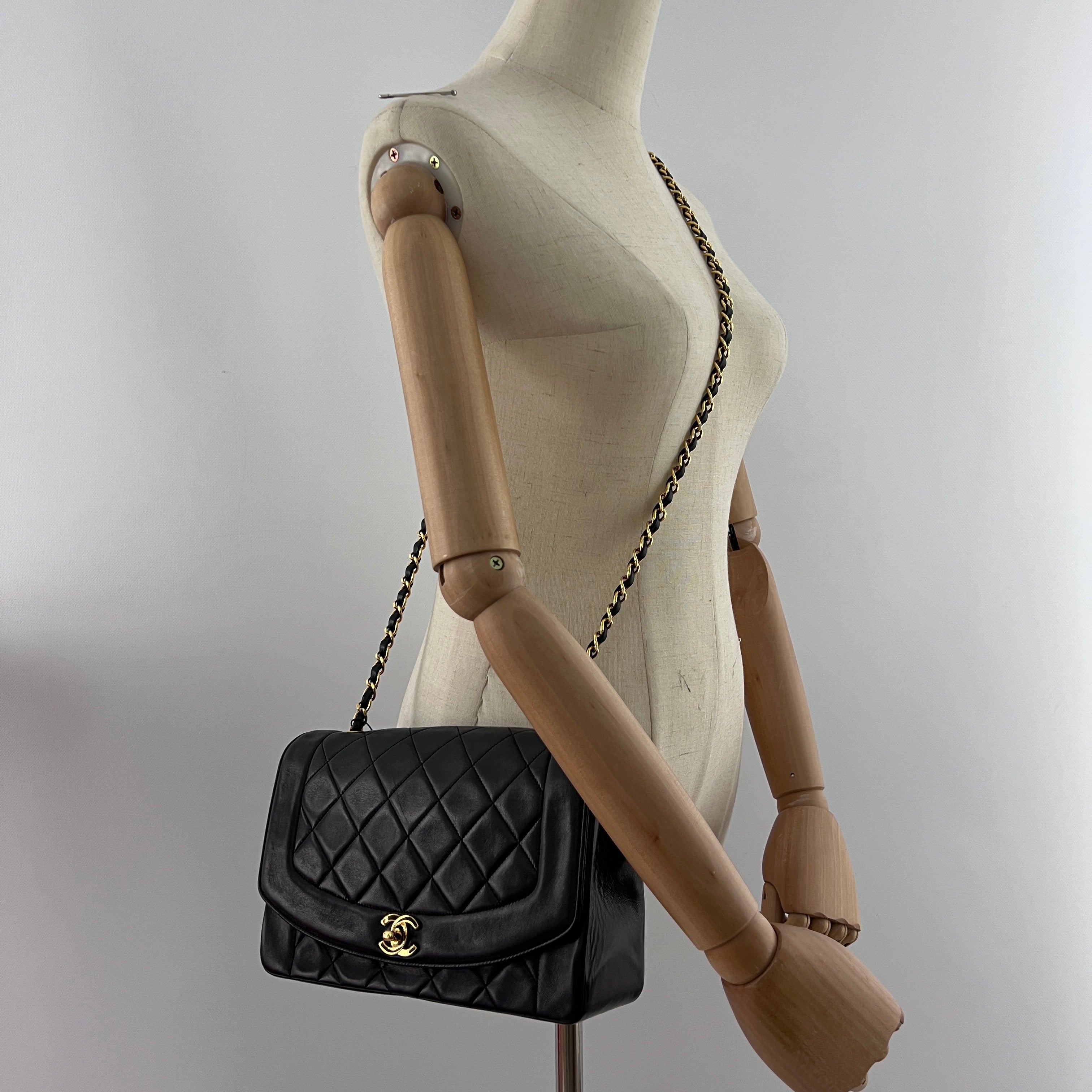Sac à main CHANEL Diana cuir noir