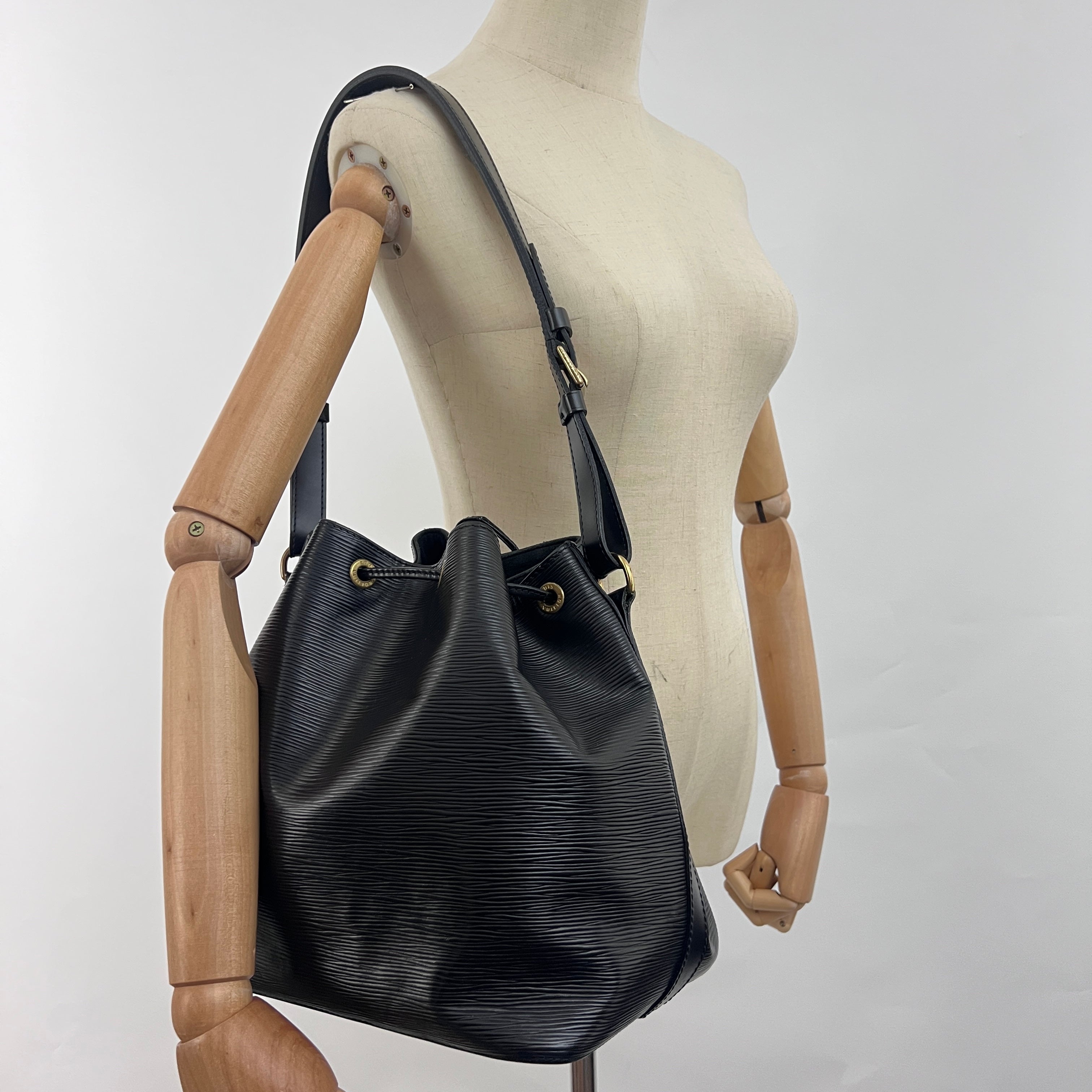 Sac LOUIS VUITTON Noé Petit cuir épi noir vintage 1995