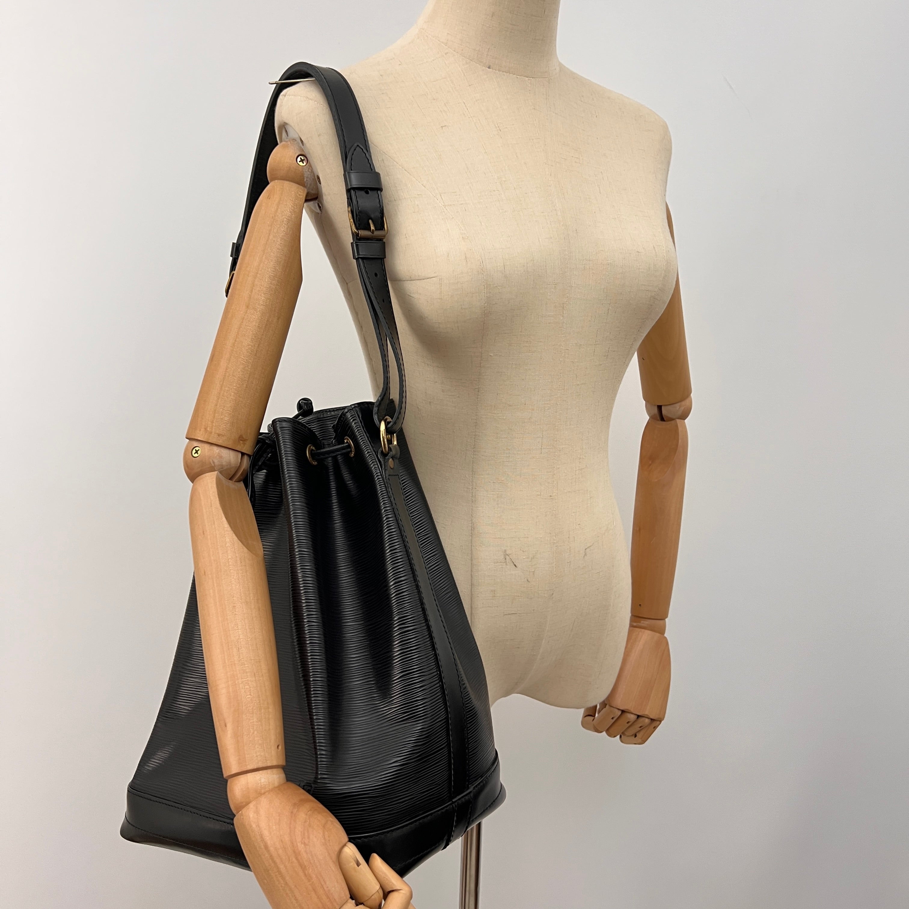 Sac LOUIS VUITTON Noé Grand cuir épi noir