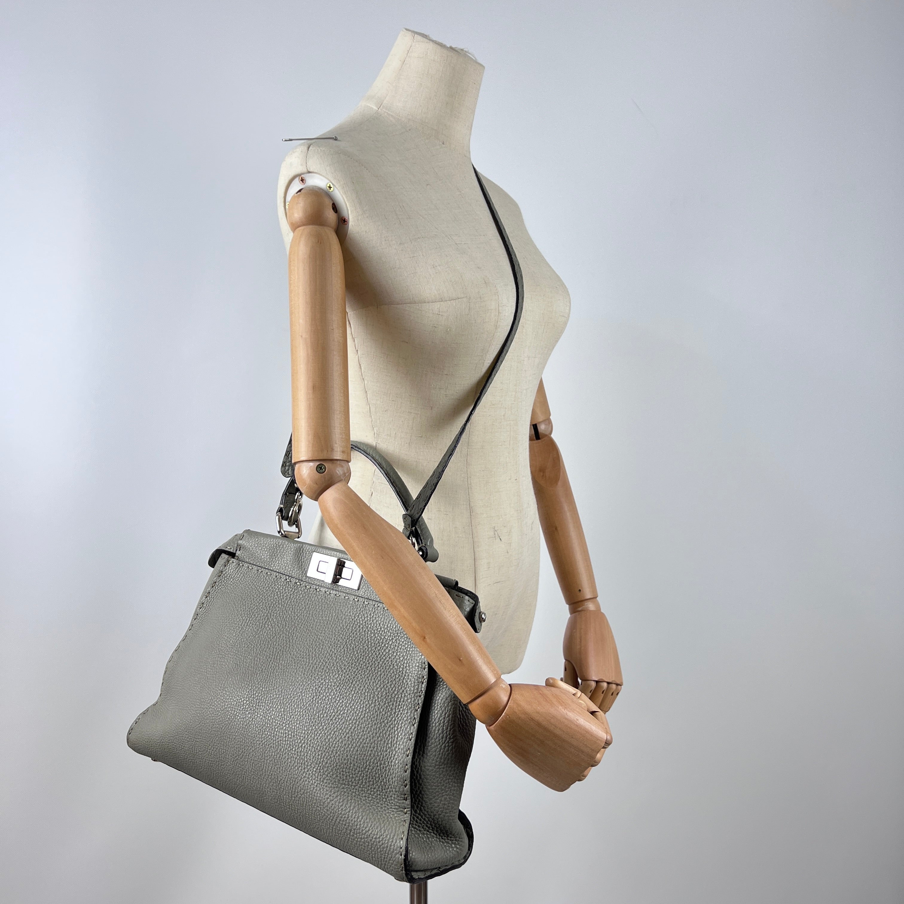 Sac à main FENDI Peekaboo cuir gris