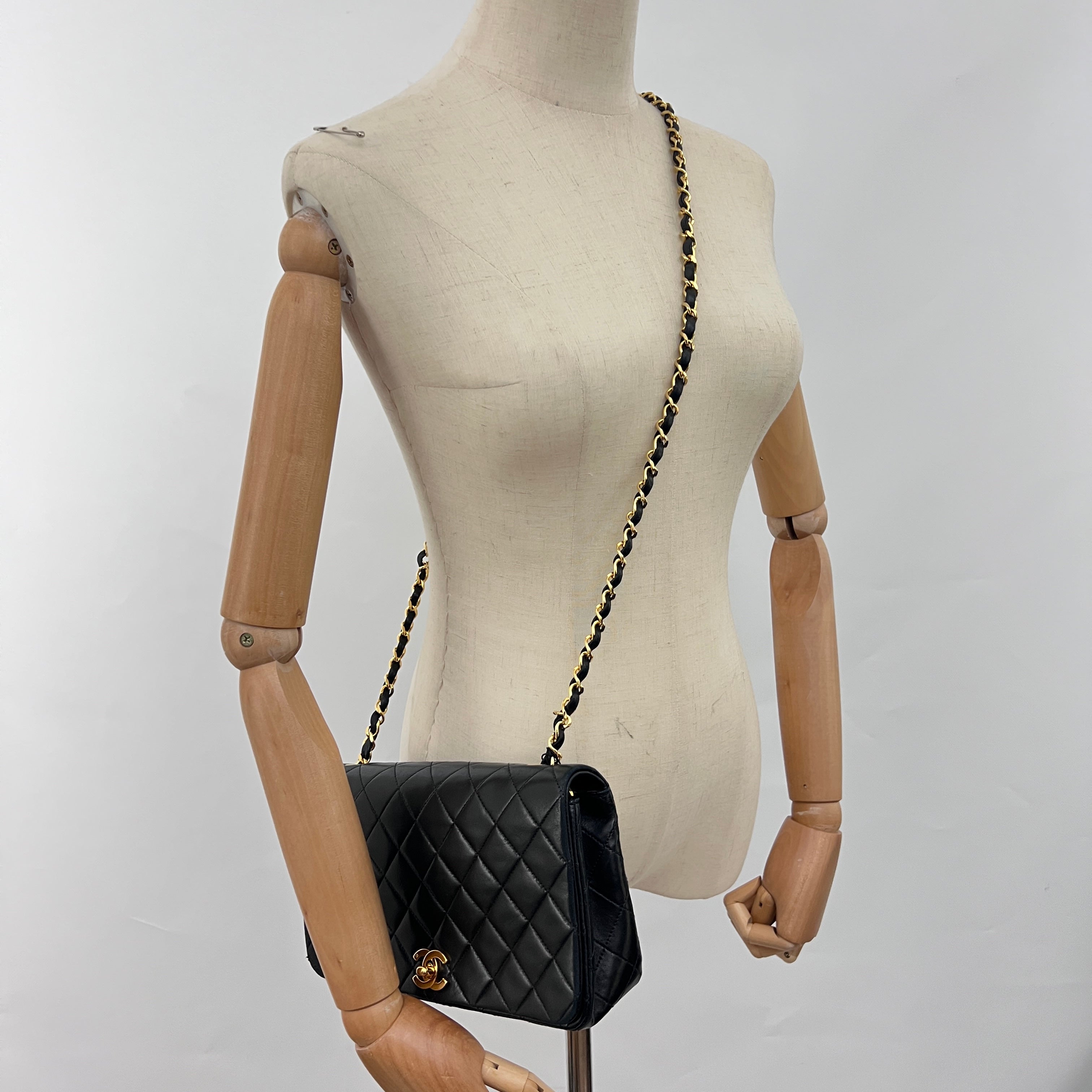 CHANEL Classic Small shoulder bag vintage black lambskin 1989-1991