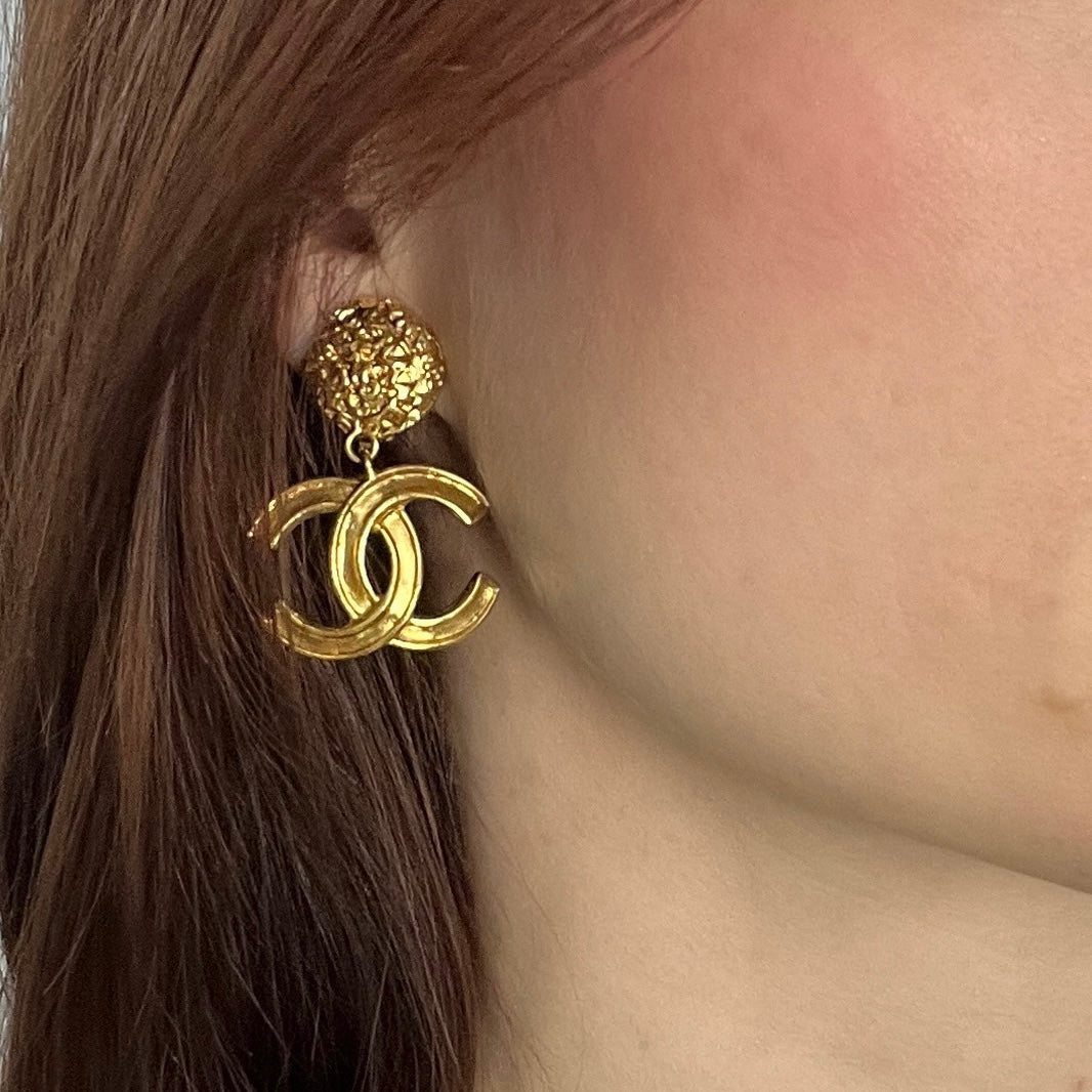 Boucles d'oreilles CHANEL CC Clip On