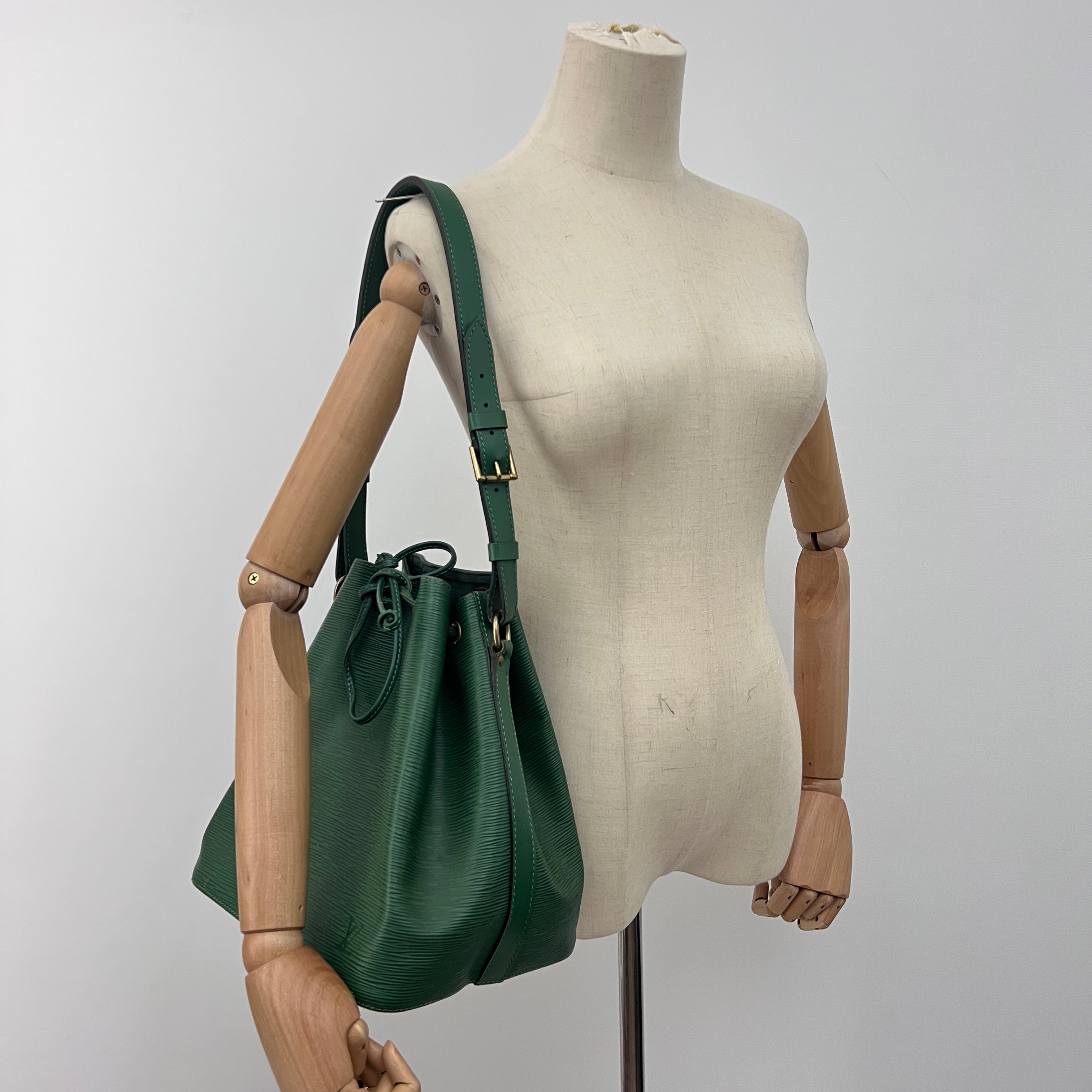 Sac LOUIS VUITTON Noé Petit cuir épi vert