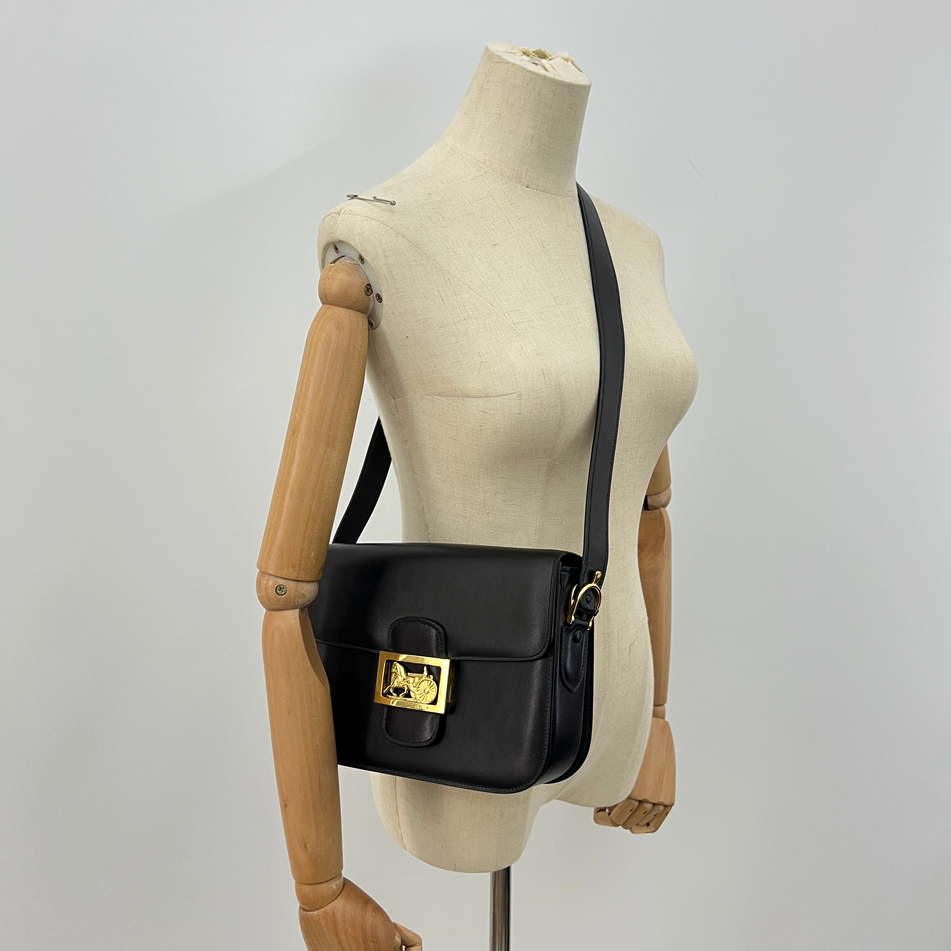 Sac à bandoulière CELINE Triomphe cuir lisse noir