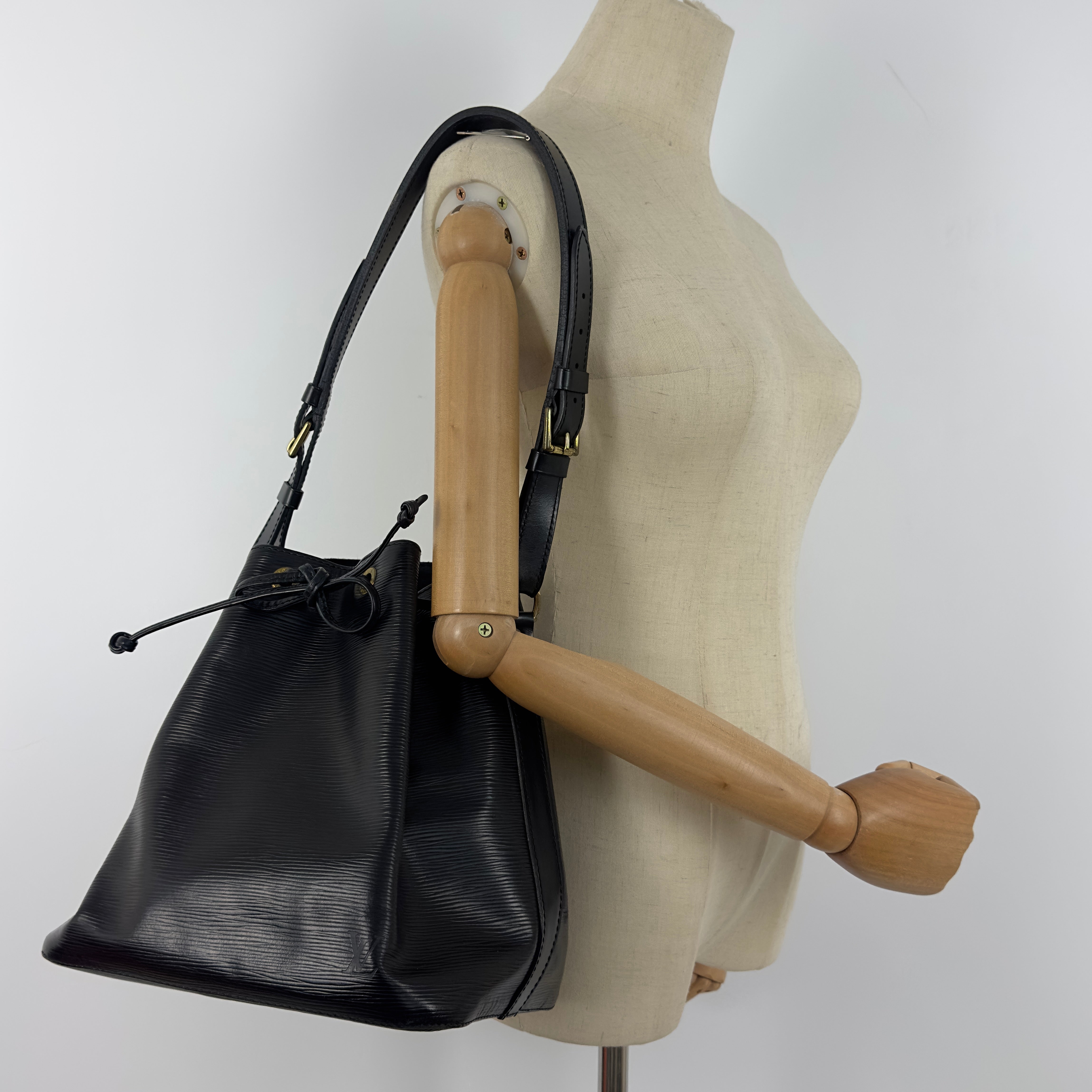 Sac à main LOUIS VUITTON Noé Petit cuir épi noir