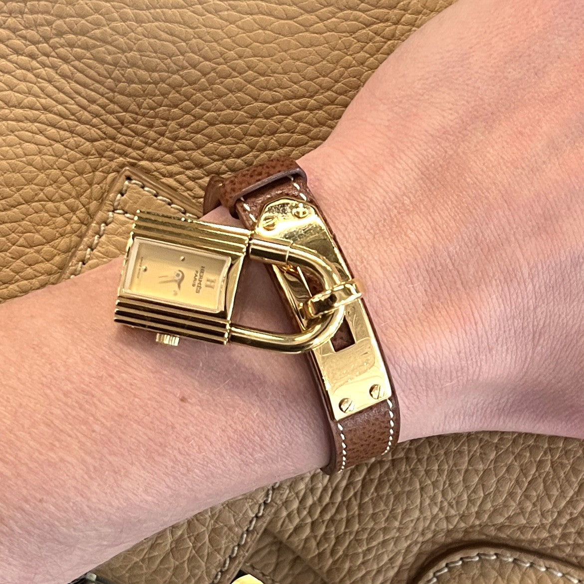 Montre HERMÈS Kelly plaqué or doré