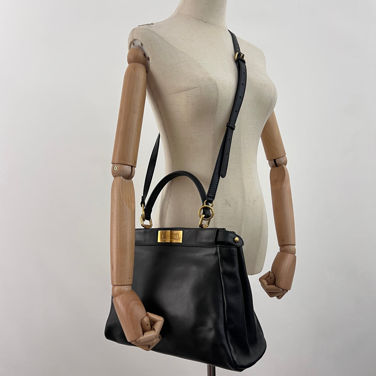 Sac à bandoulière FENDI Peekaboo cuir lisse noir