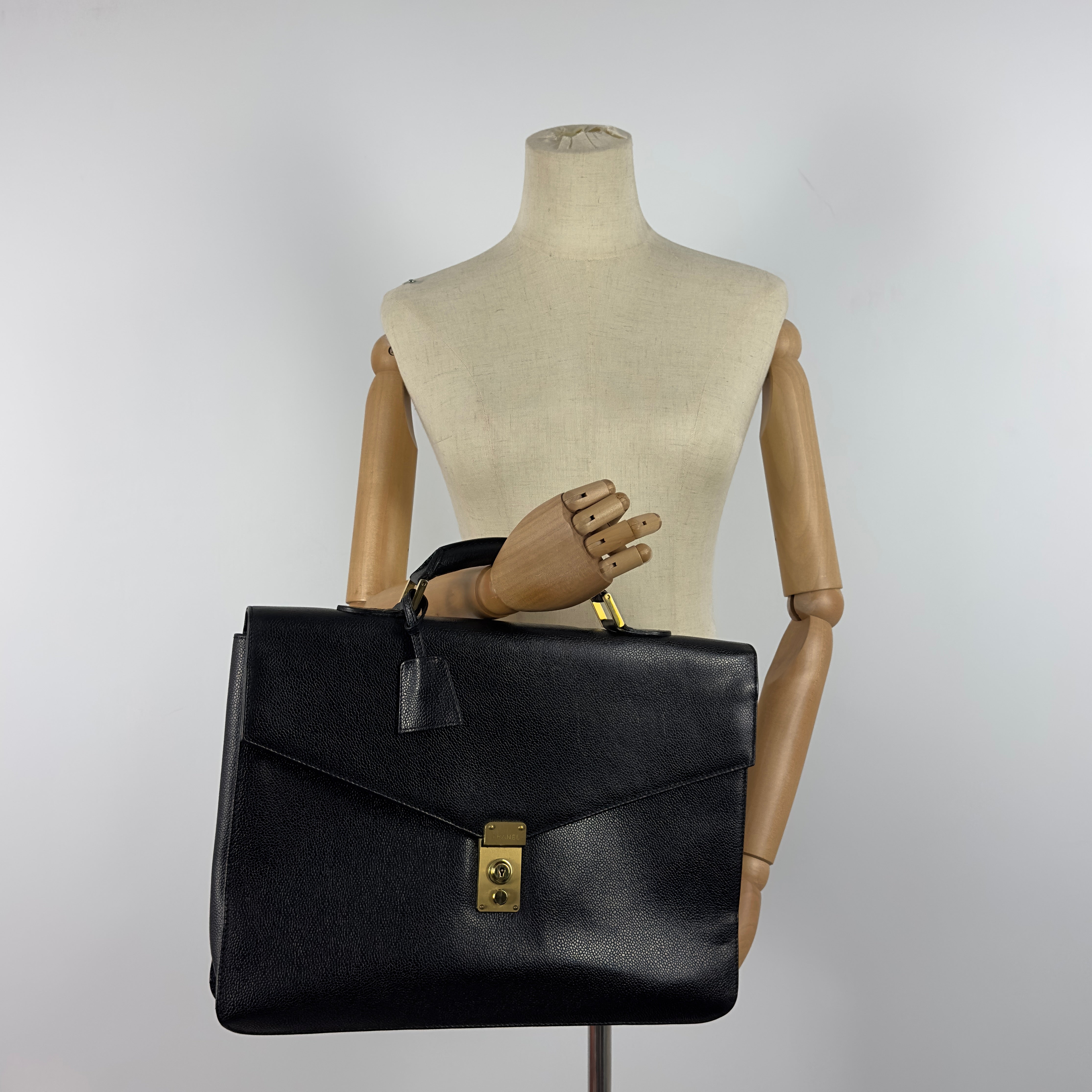 Sac à main CHANEL Briefcase cuir caviar noir