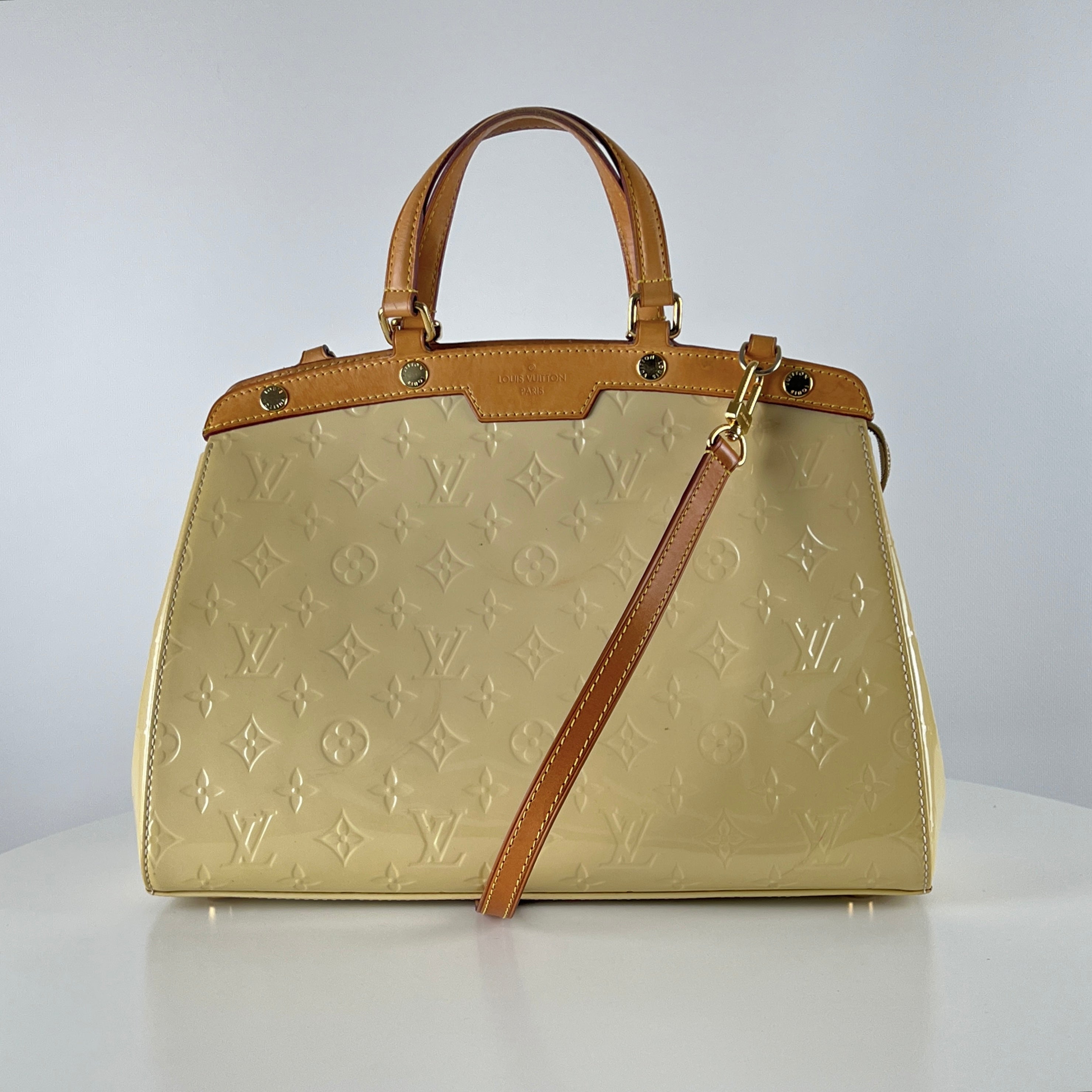 Sac à main LOUIS VUITTON Brea cuir vernis beige