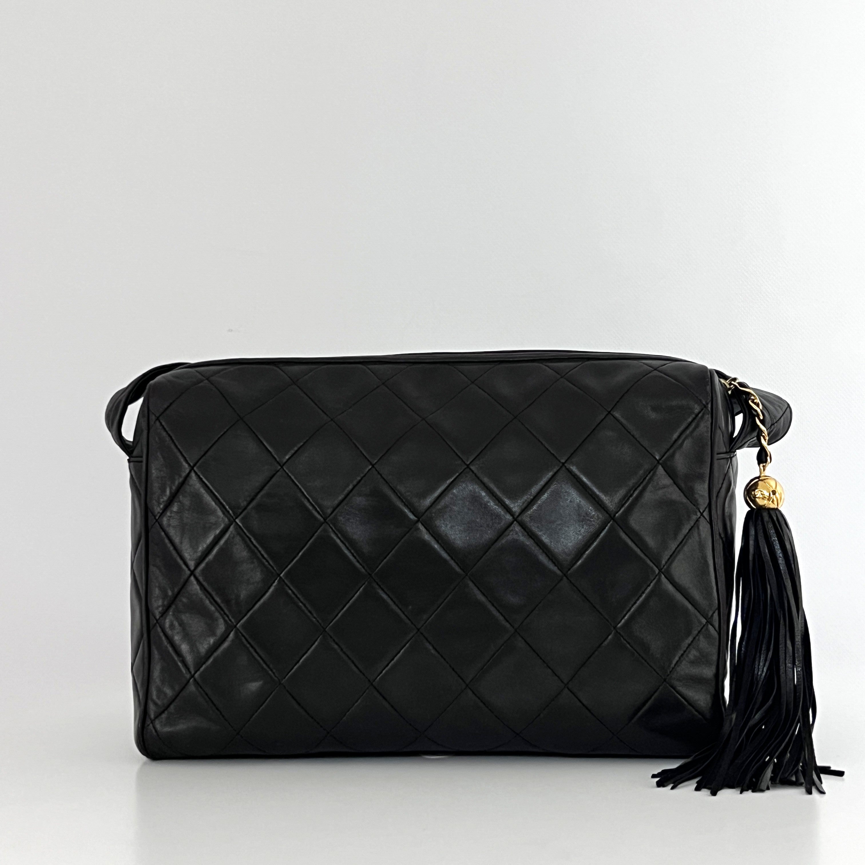 Sac à main CHANEL Camera Bag cuir d'agneau noir