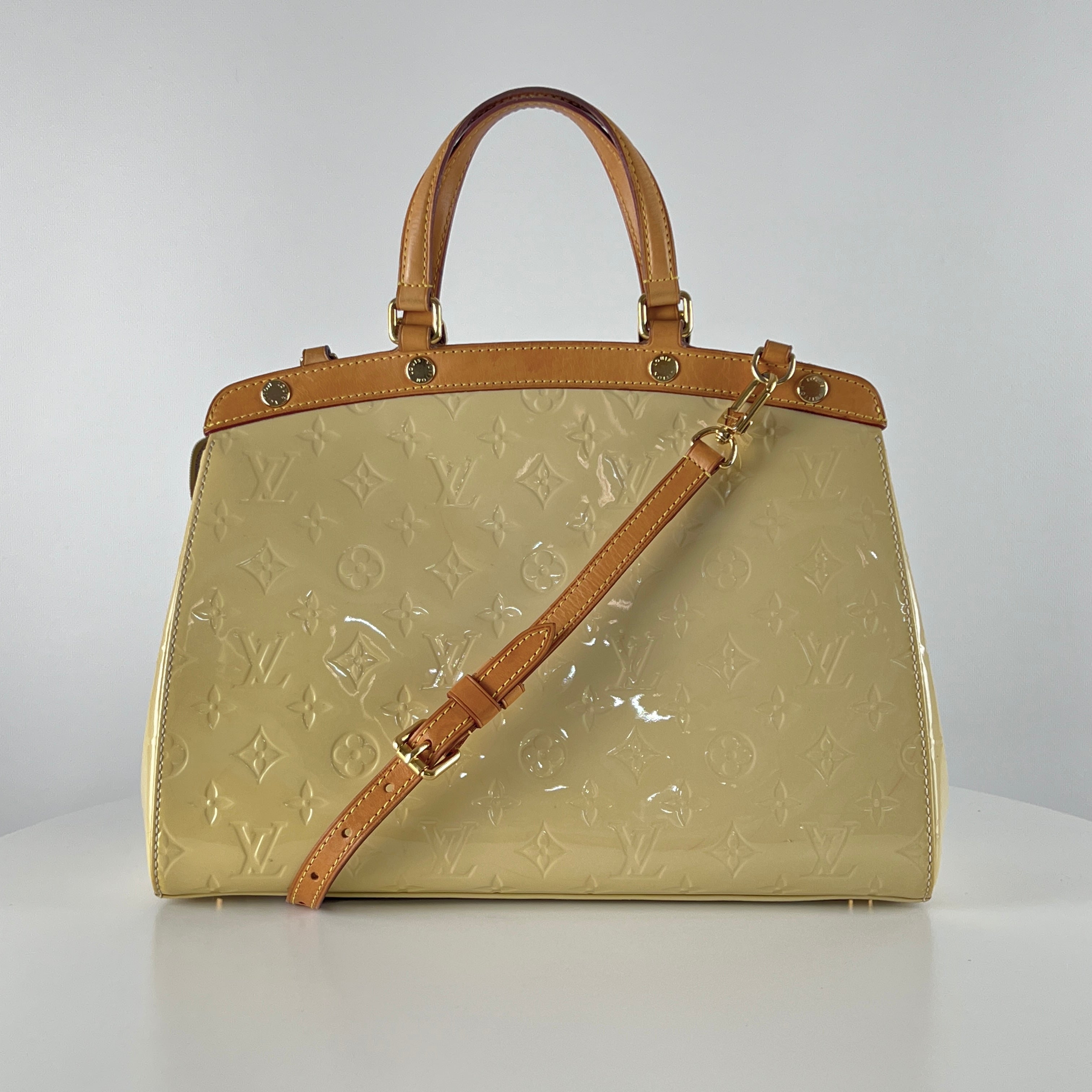 Sac à main LOUIS VUITTON Brea cuir vernis beige