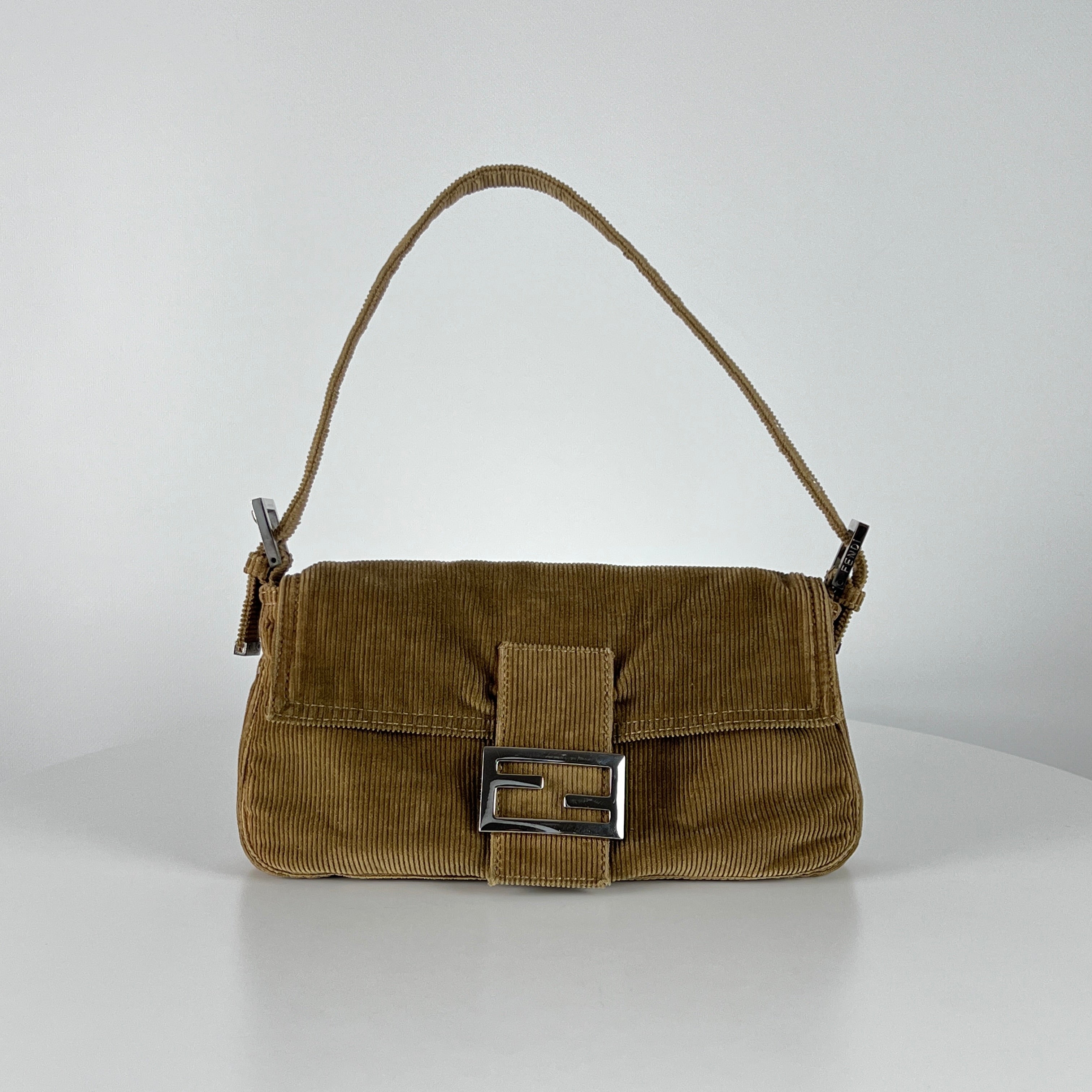 Sac à main FENDI Mamma Baguette suede marron