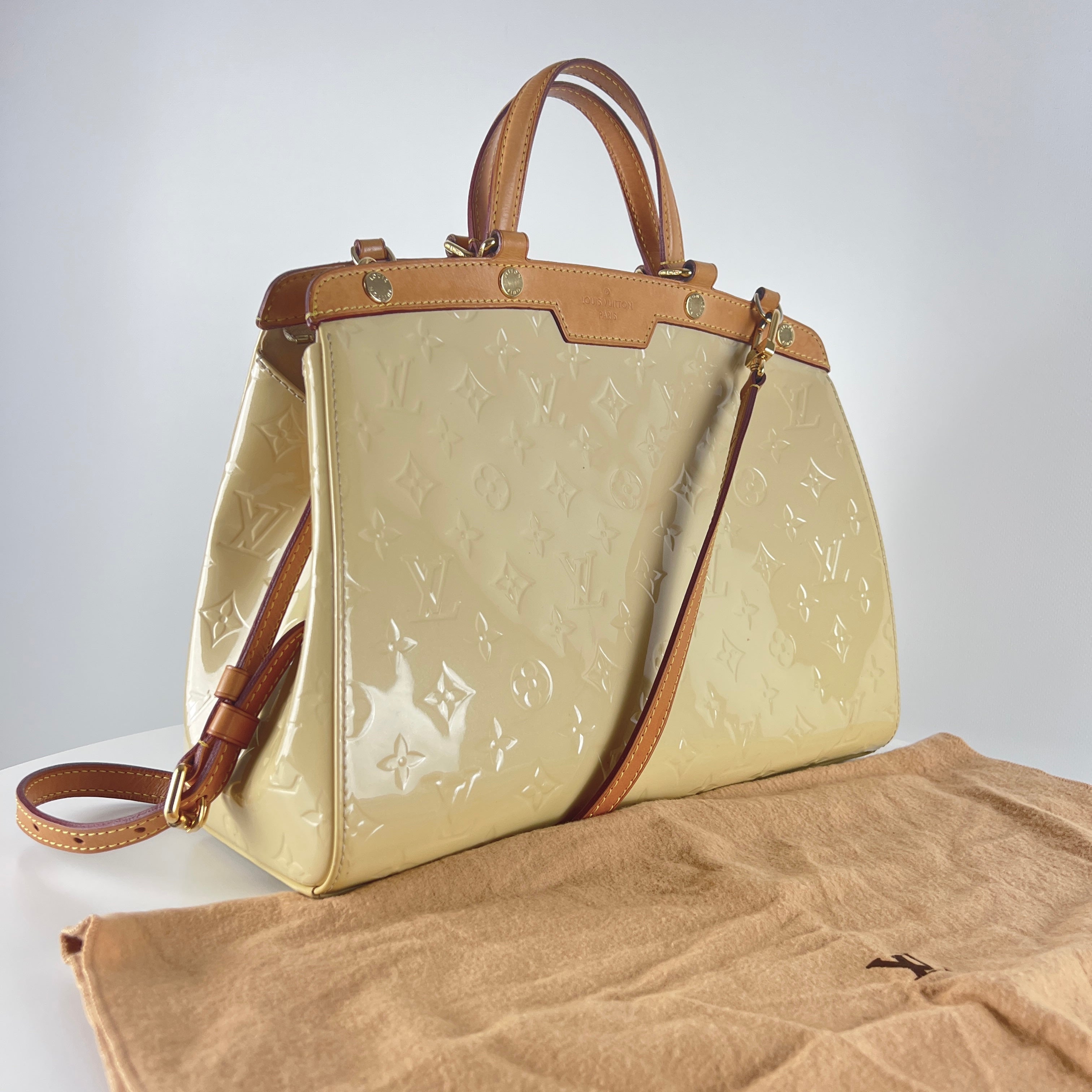 Sac à main LOUIS VUITTON Brea cuir vernis beige