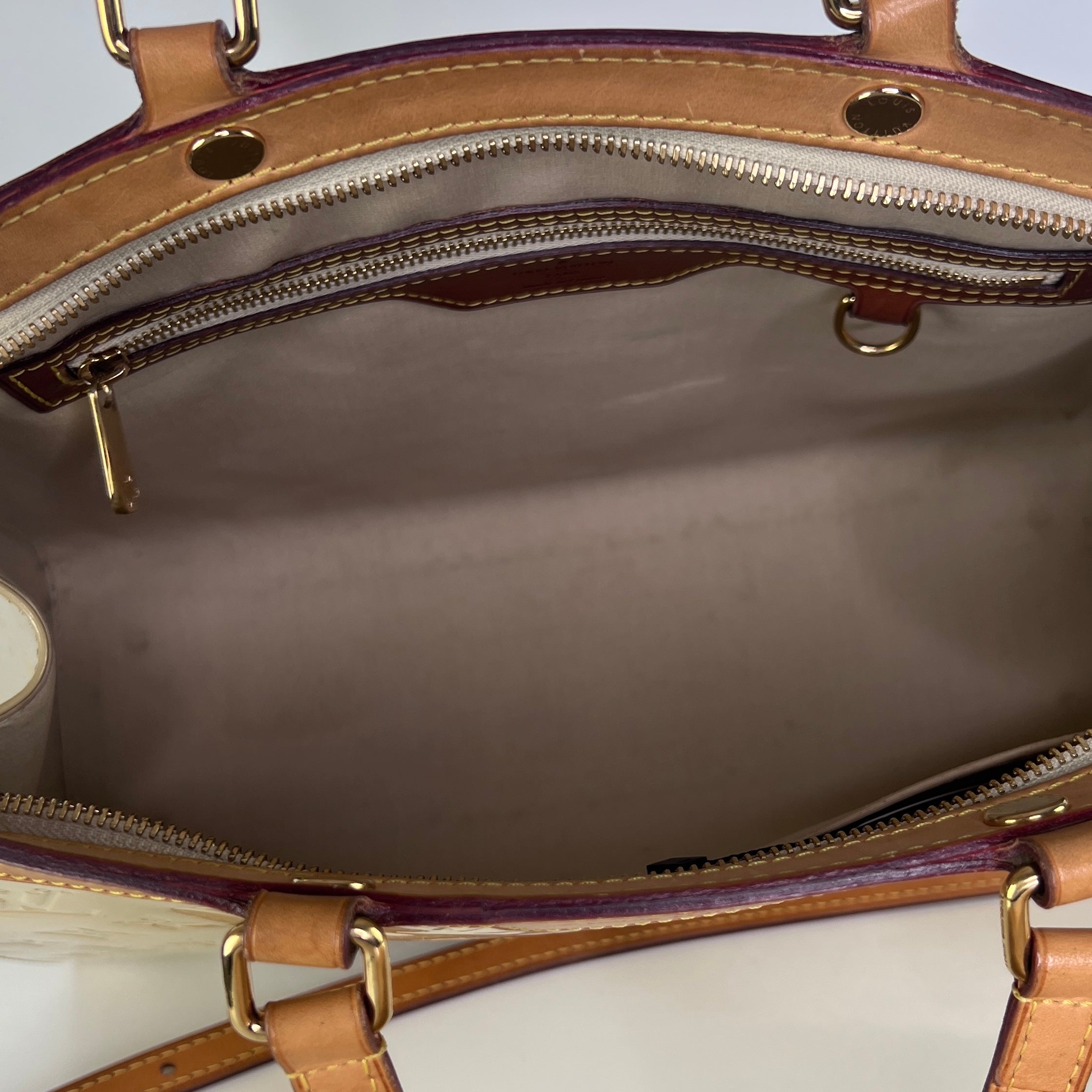 Sac à main LOUIS VUITTON Brea cuir vernis beige