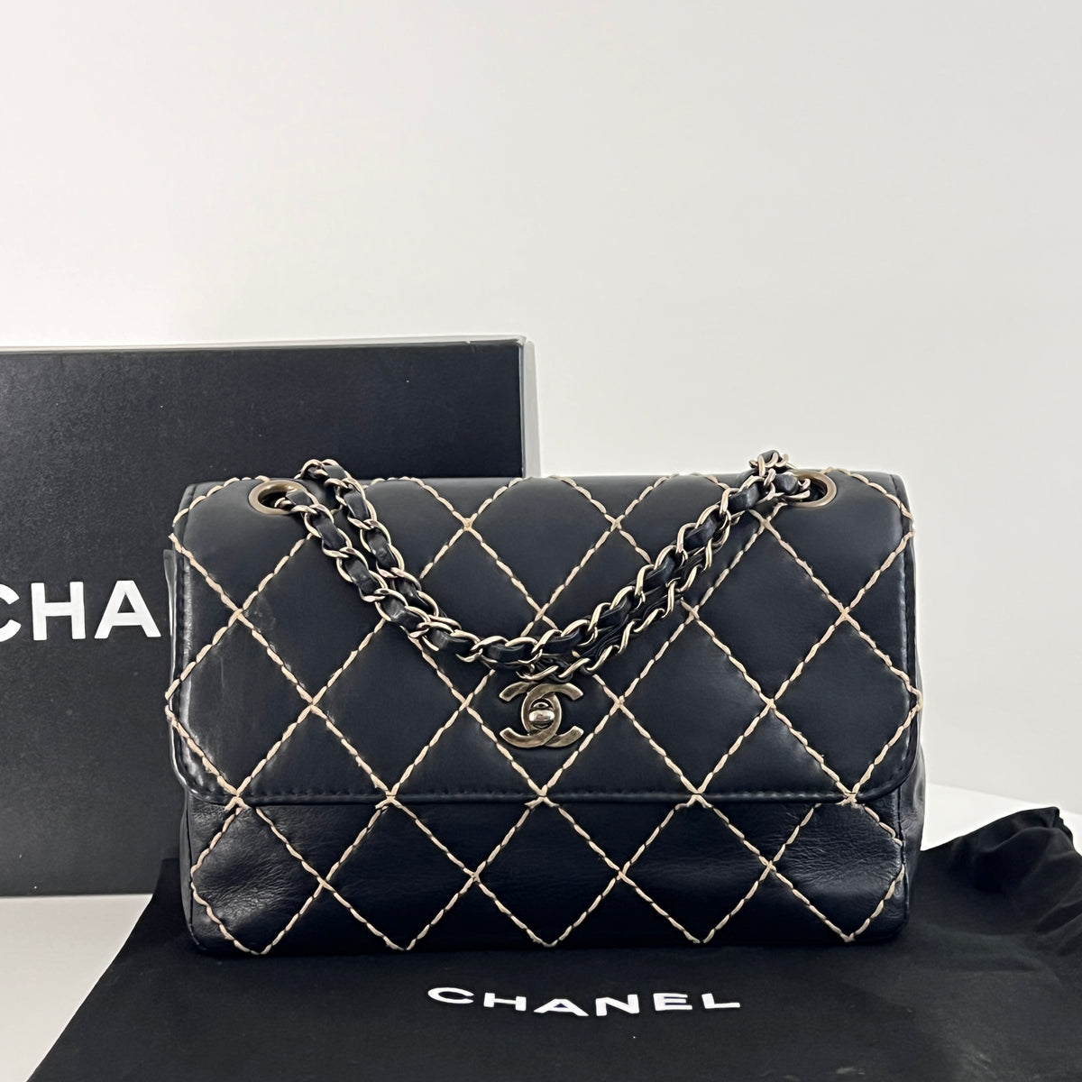Sac à bandoulière CHANEL Classique Wild Stitch Medium cuir d'agneau noir vintage 2000-2002