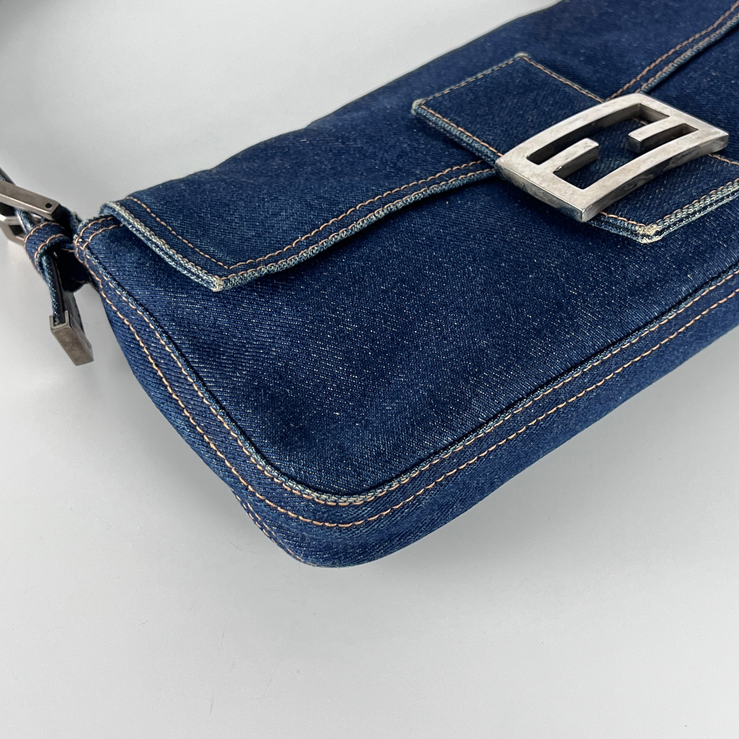 Sac à main FENDI Baguette denim bleu