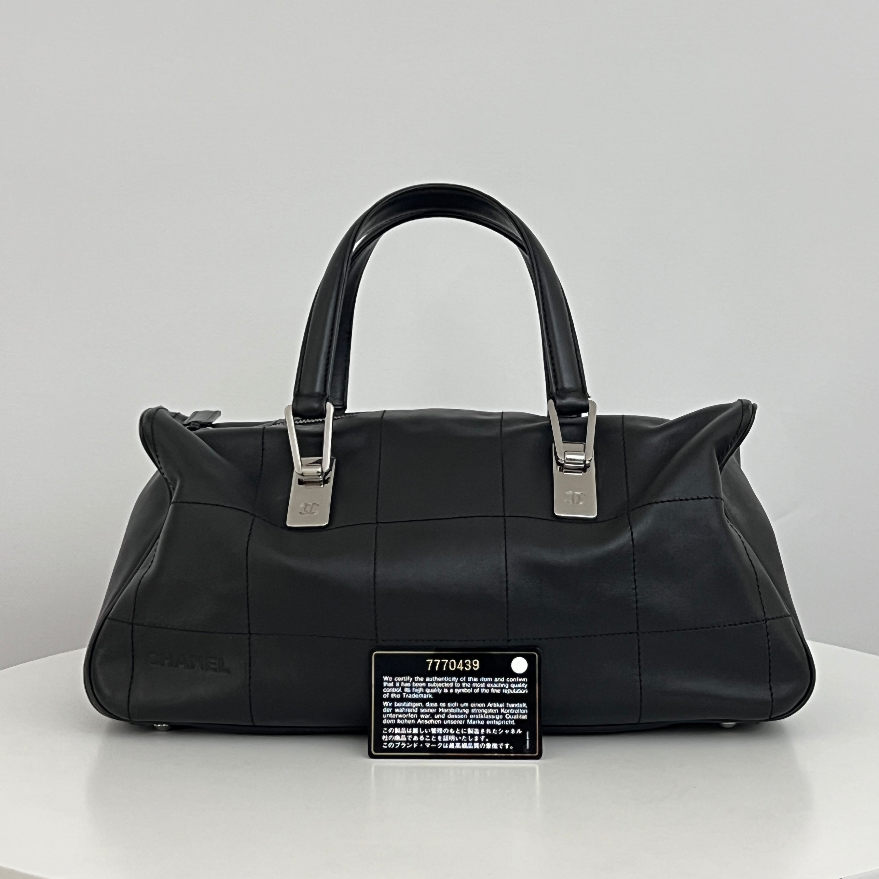 Sac CHANEL Boston Chocolate Bar cuir d'agneau noir vintage 2002-2003