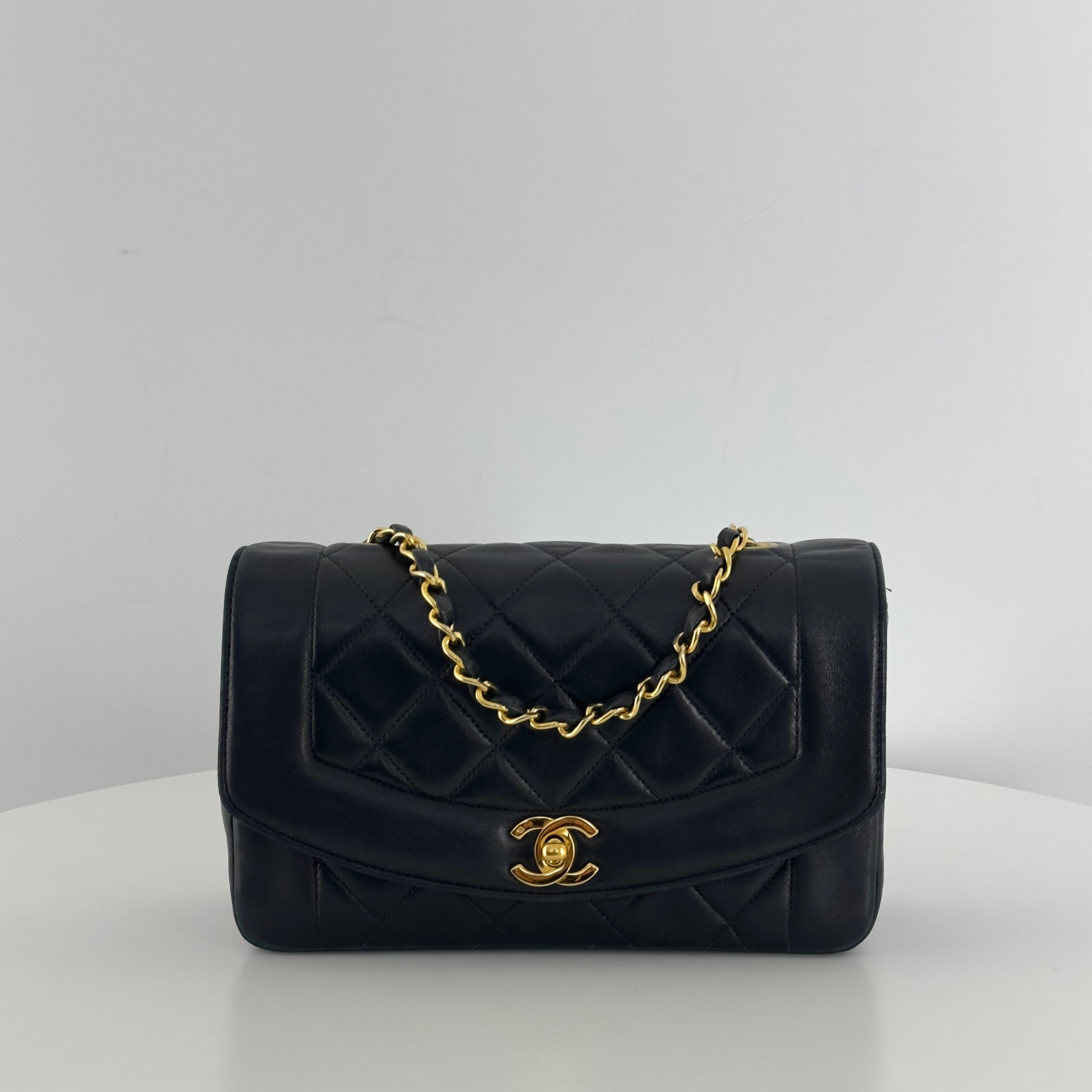 Sac à main CHANEL Diana Small cuir d'agneau noir