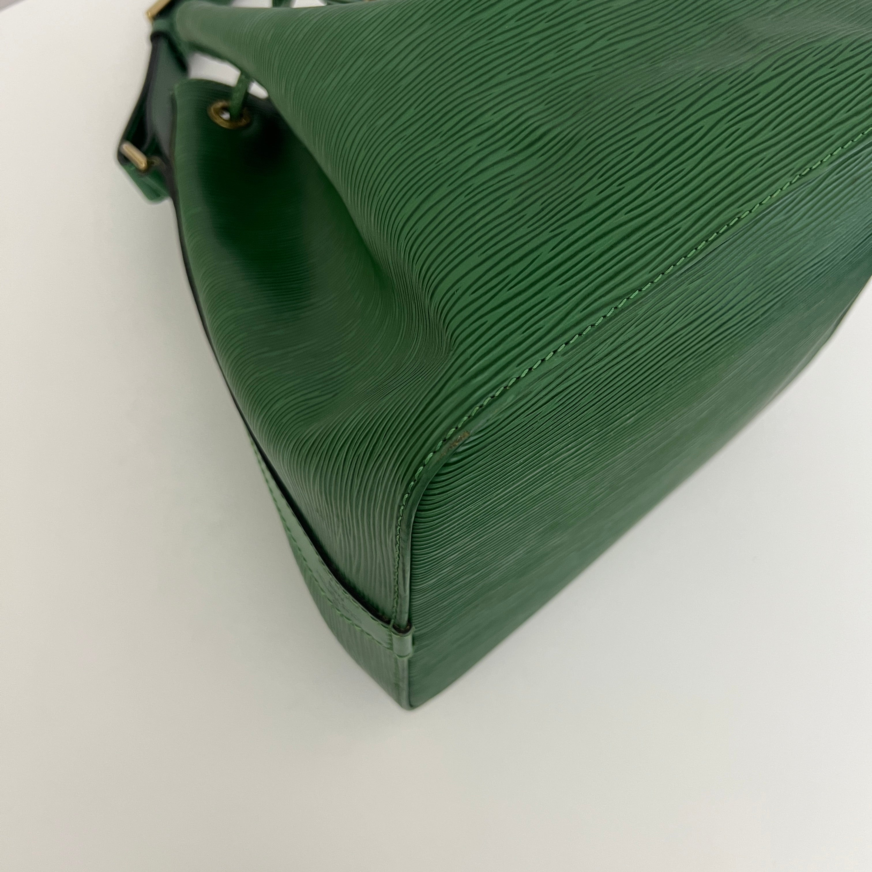 LOUIS VUITTON Noe Petit green epi leather bag