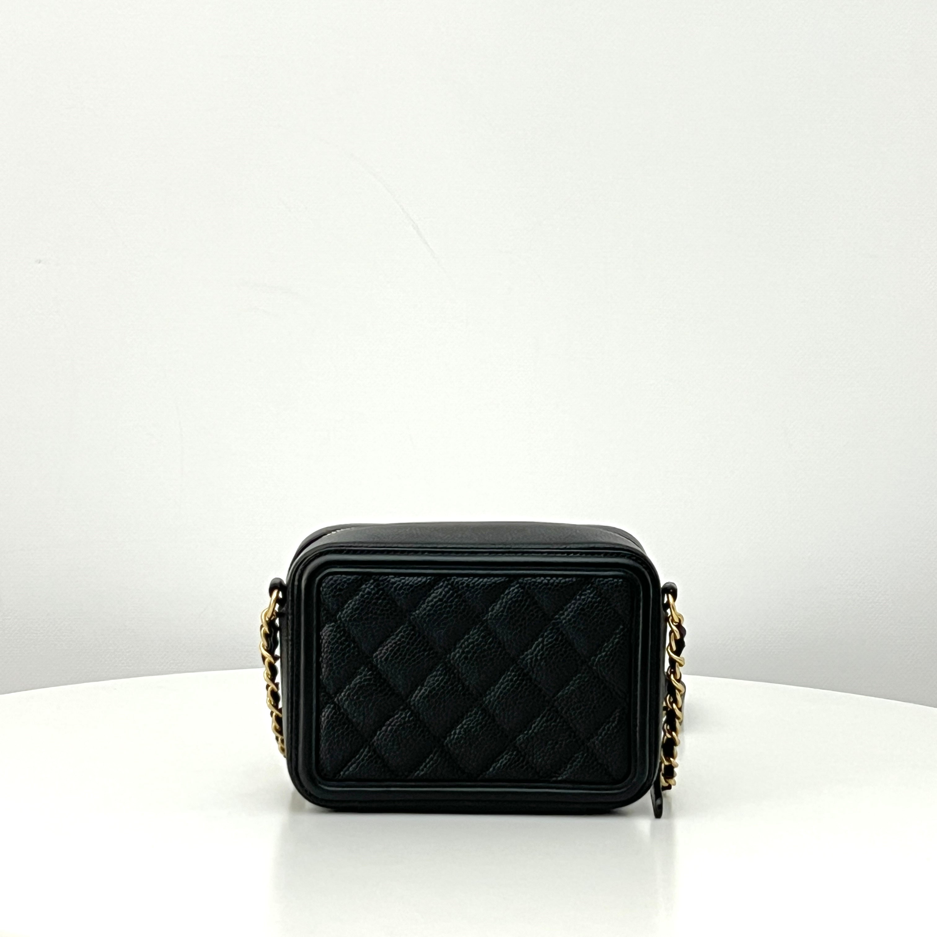 Sac à bandoulière CHANEL Filigree Vanity Case Small cuir caviar noir