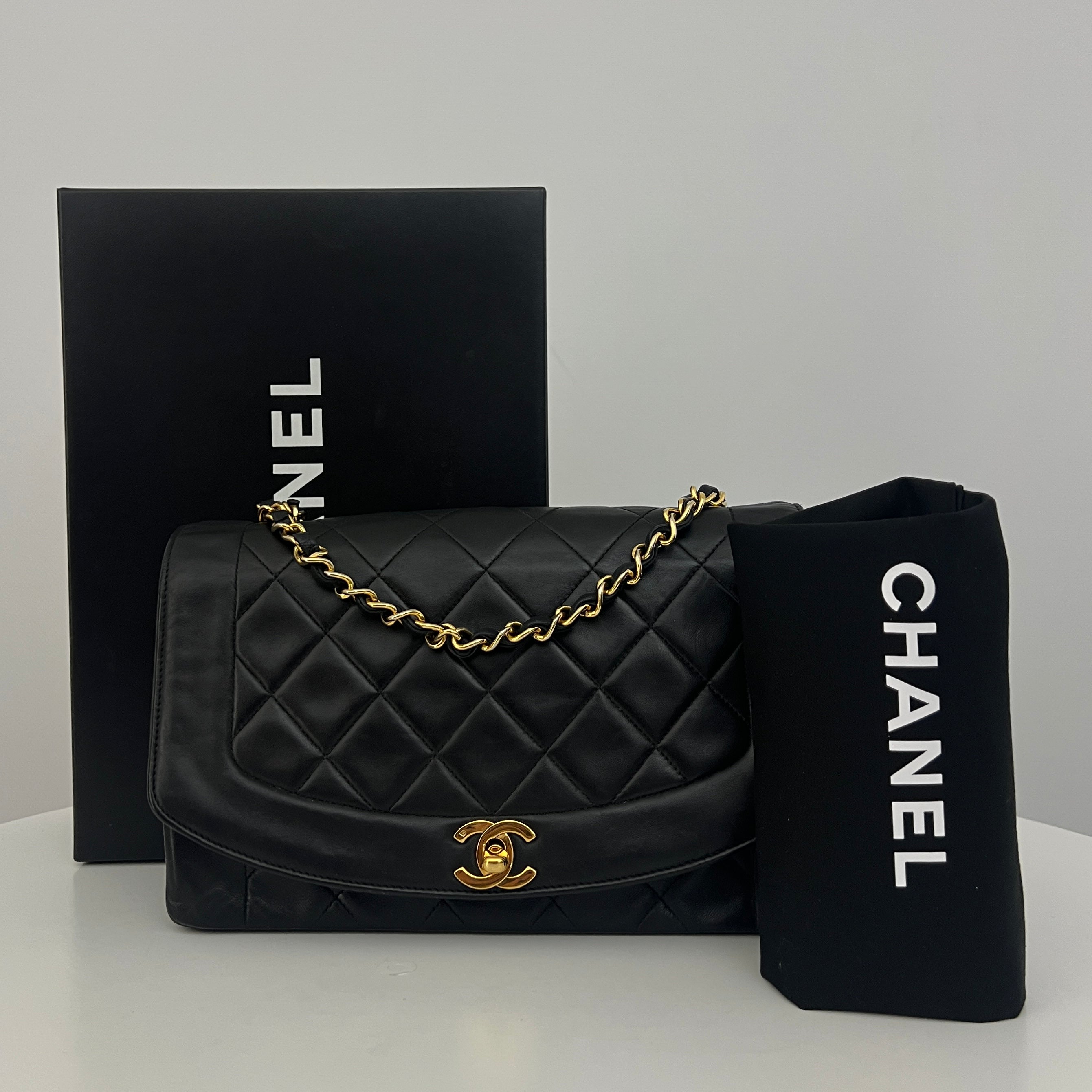 Sac à bandoulière CHANEL Diana Medium cuir d'agneau noir