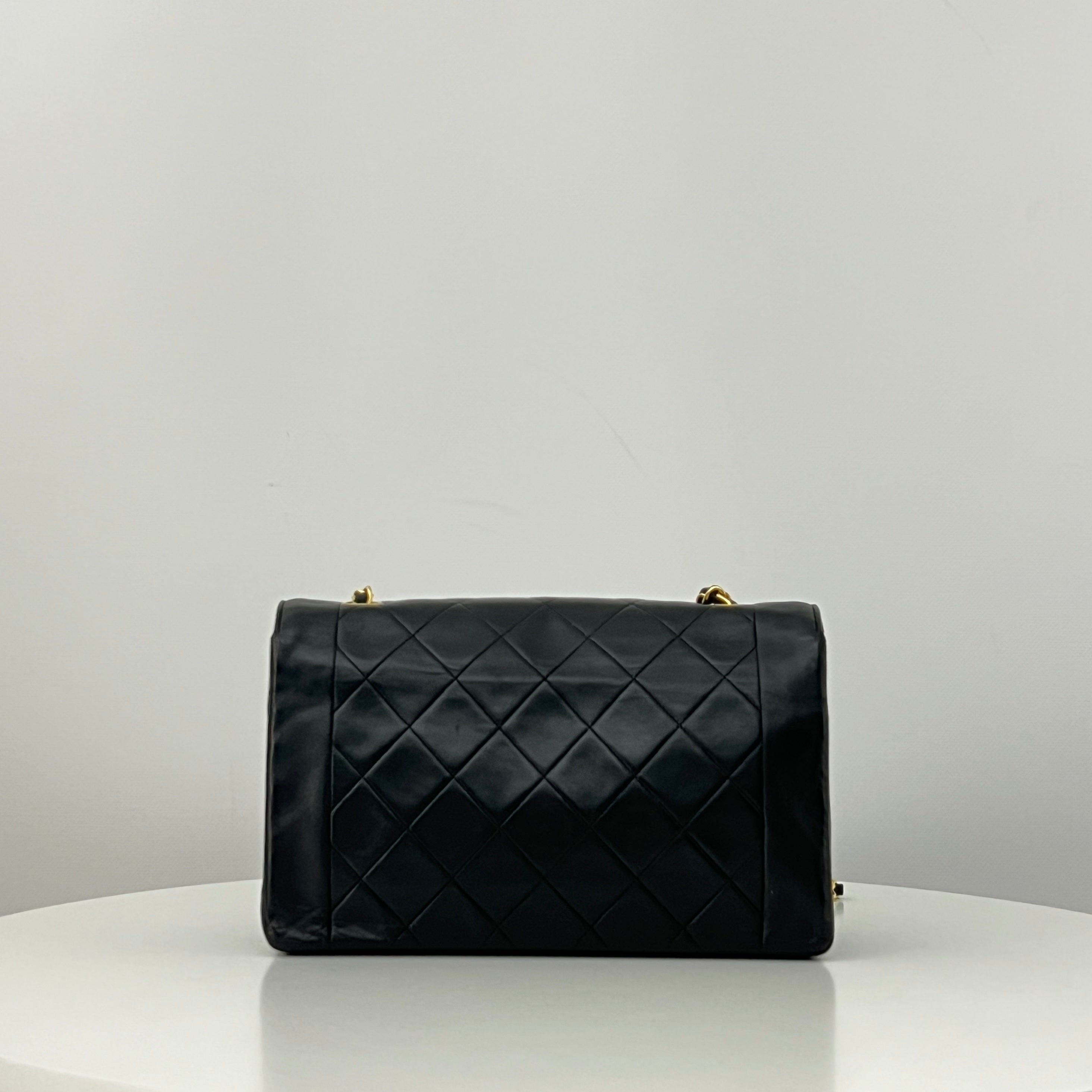 Sac à bandoulière CHANEL Diana Medium cuir d'agneau noir