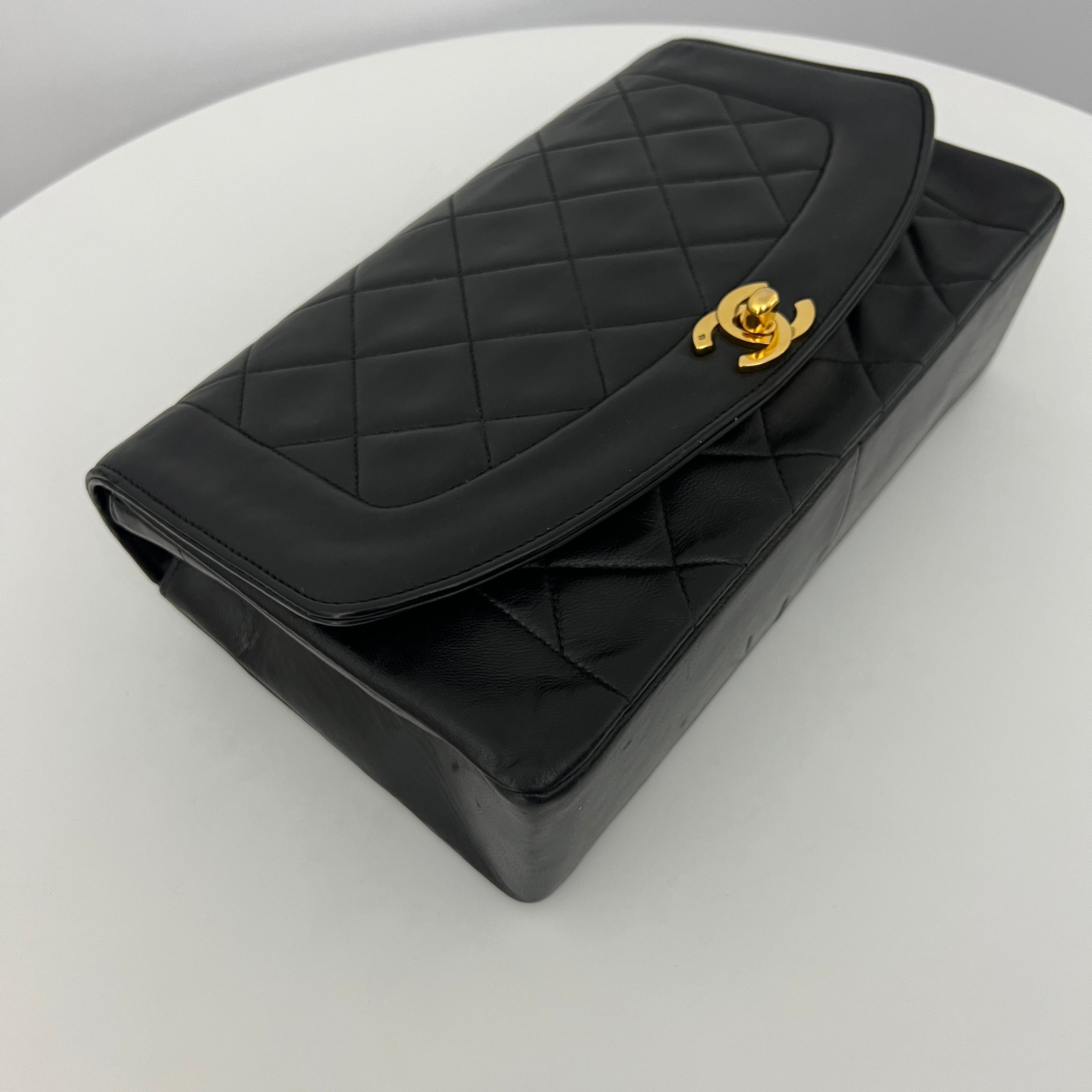 Sac à bandoulière CHANEL Diana Medium cuir d'agneau noir