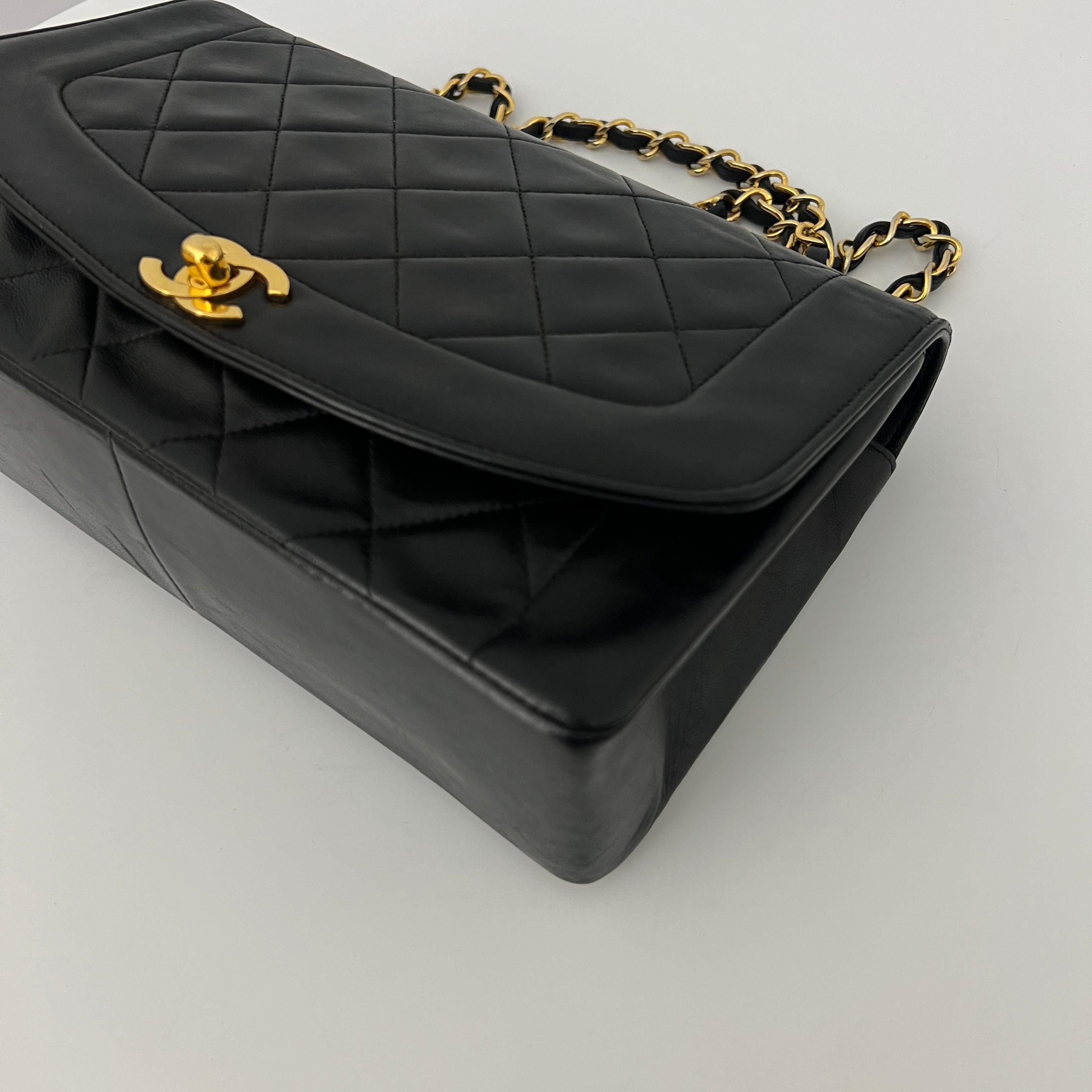 Sac à bandoulière CHANEL Diana Medium cuir d'agneau noir