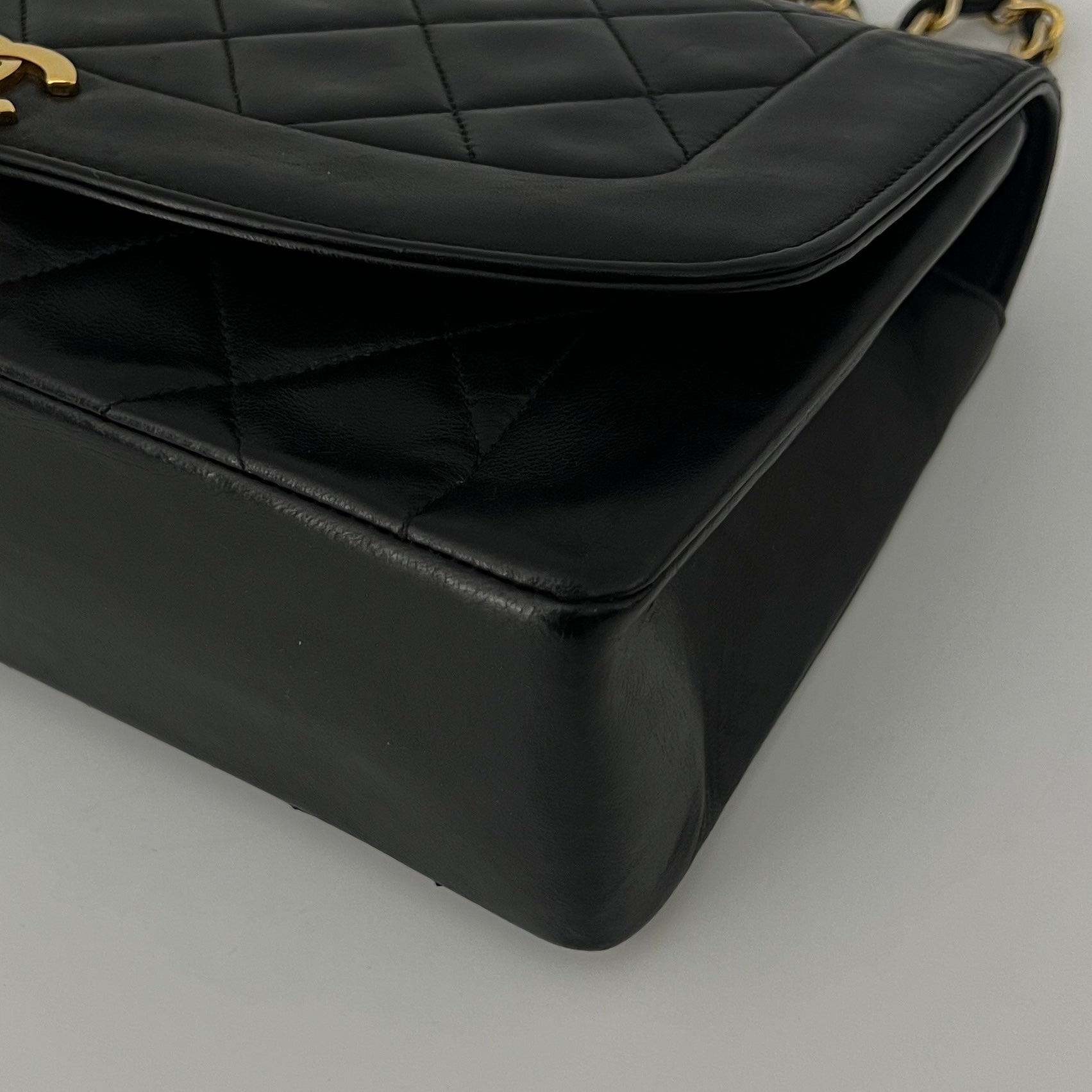 Sac à bandoulière CHANEL Diana Medium cuir d'agneau noir