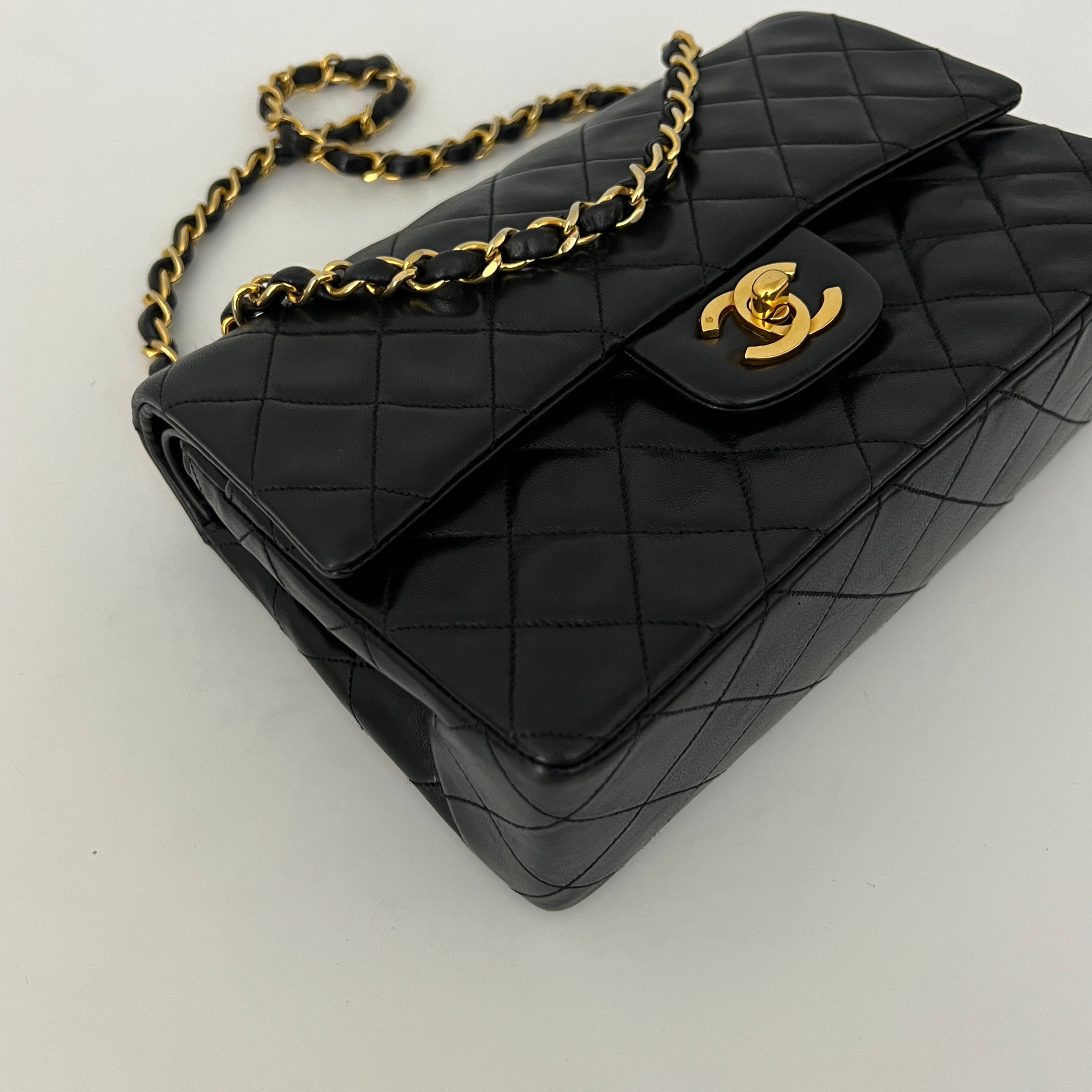 Sac CHANEL Classique Small Flap cuir d'agneau noir